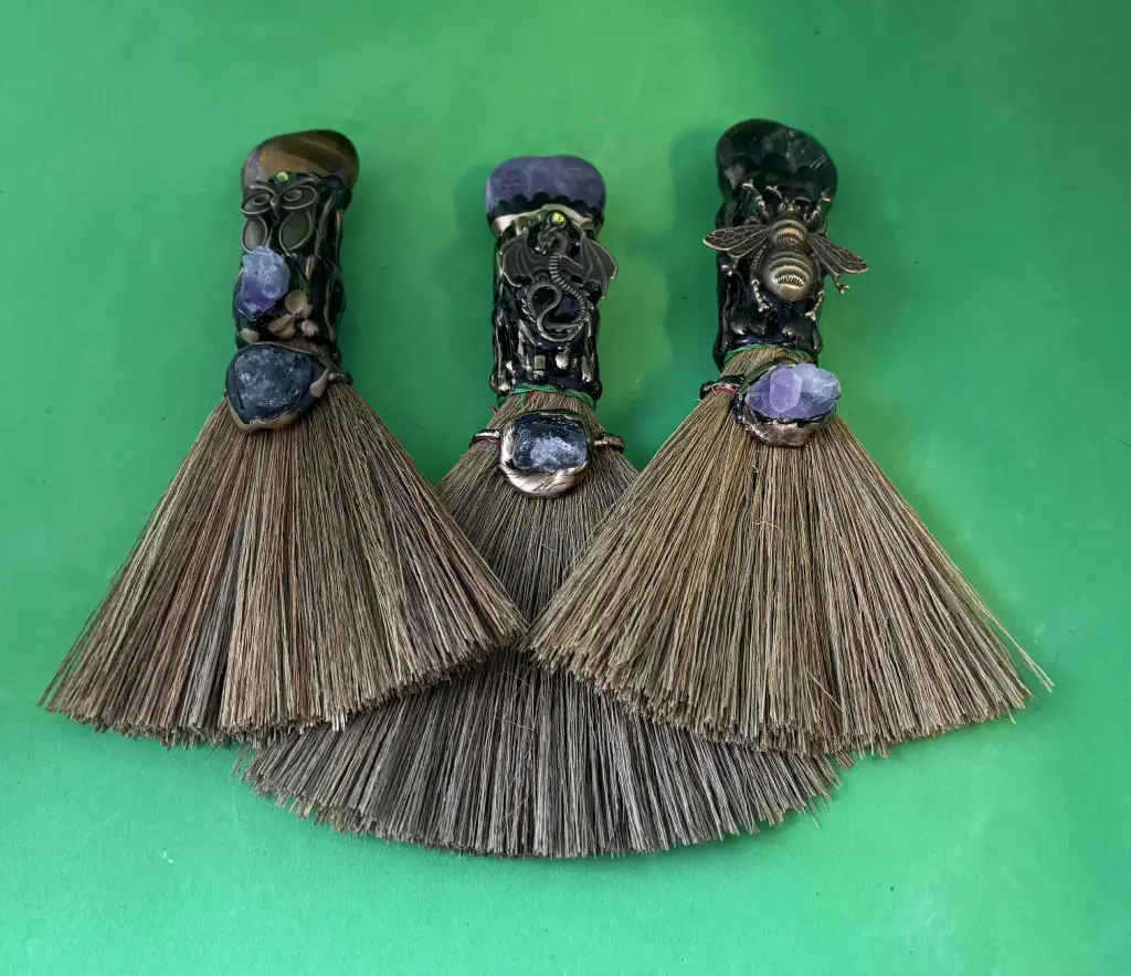 Balai protection avec pierres