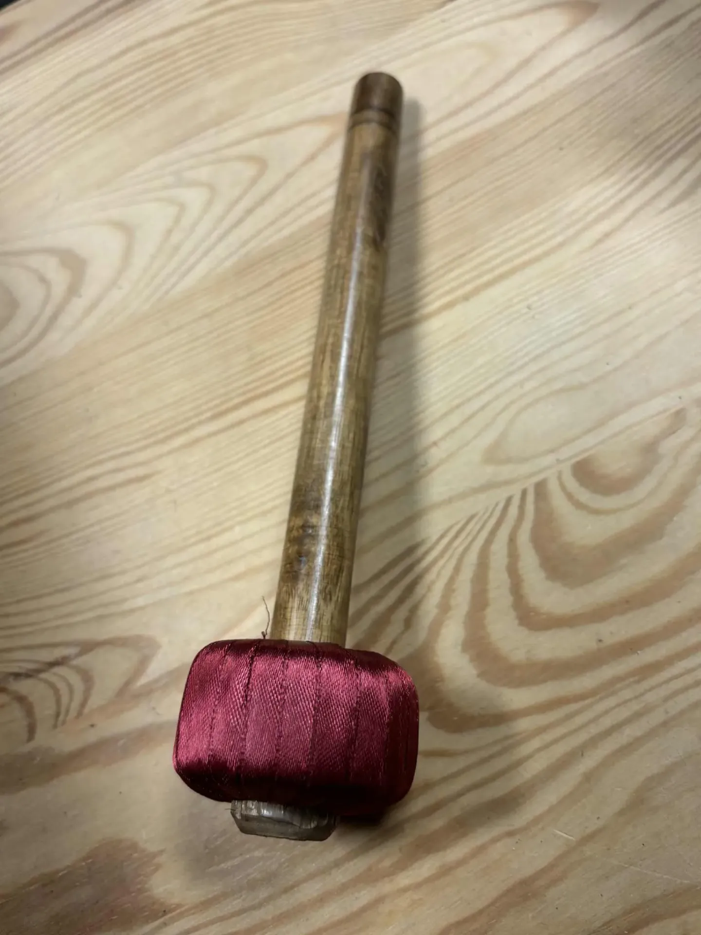 [BAT001] Mailloche bâton satin rouge