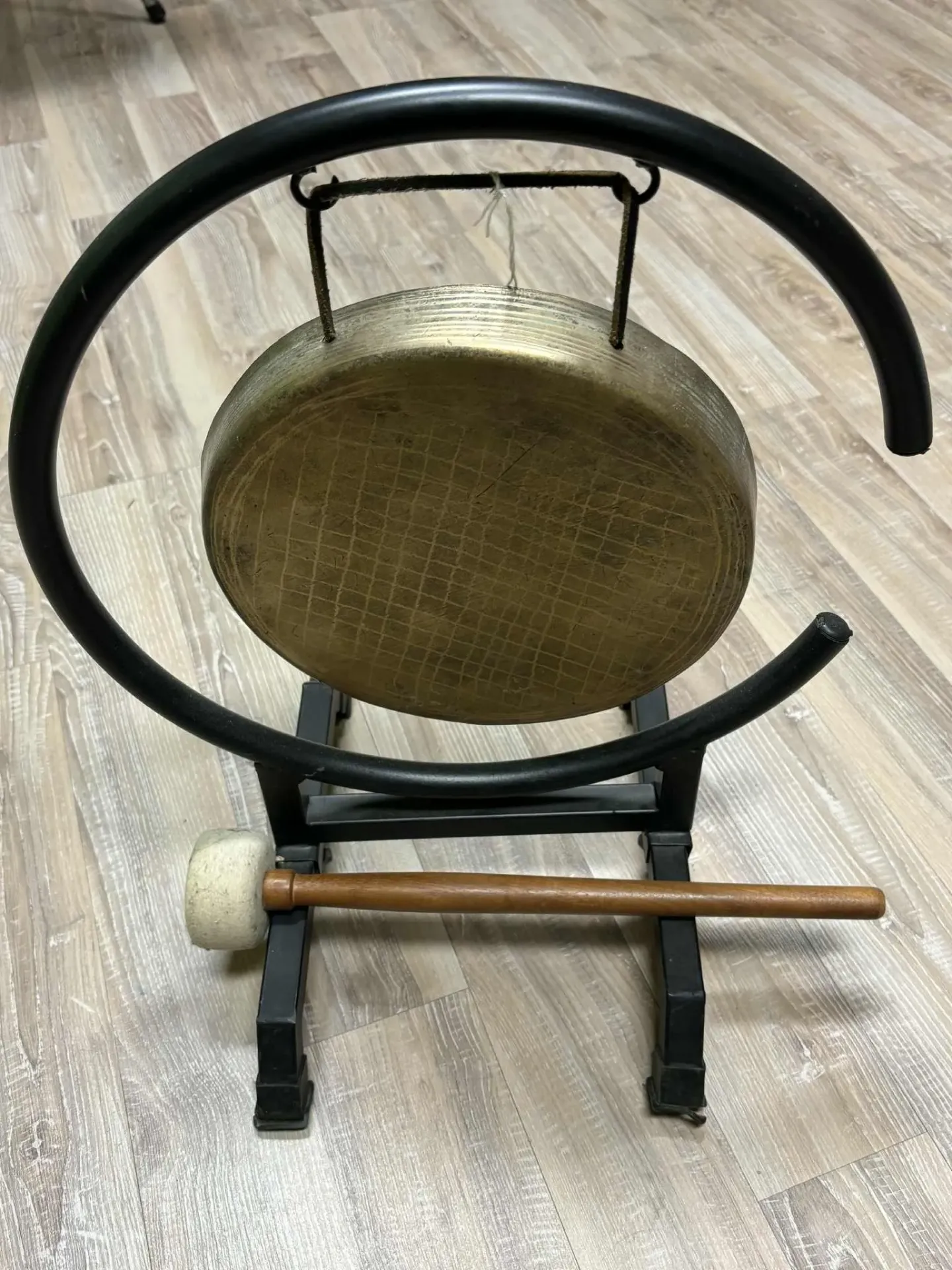 Gong en métal avec bâton