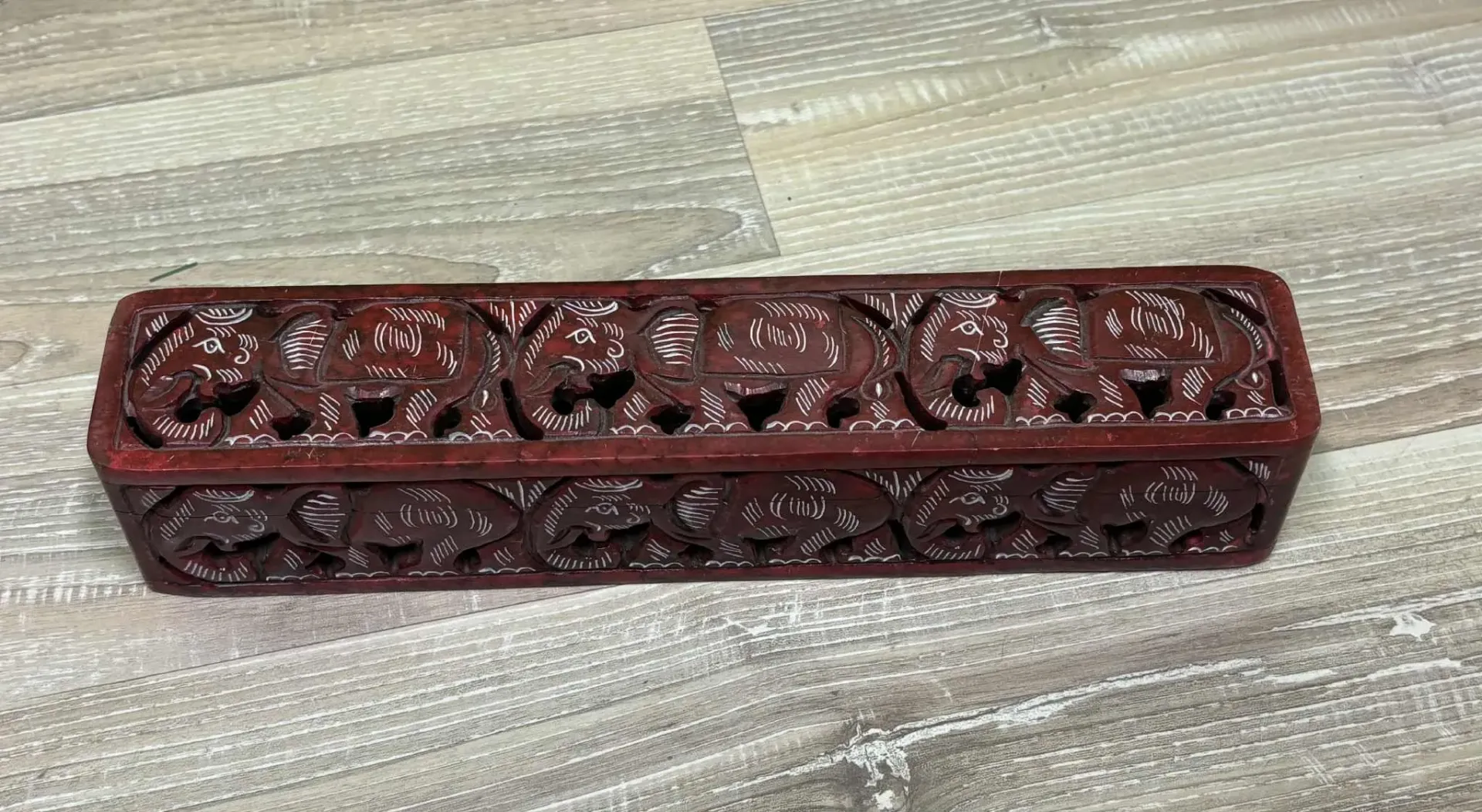 Boite  gravée éléphants en pierre savon