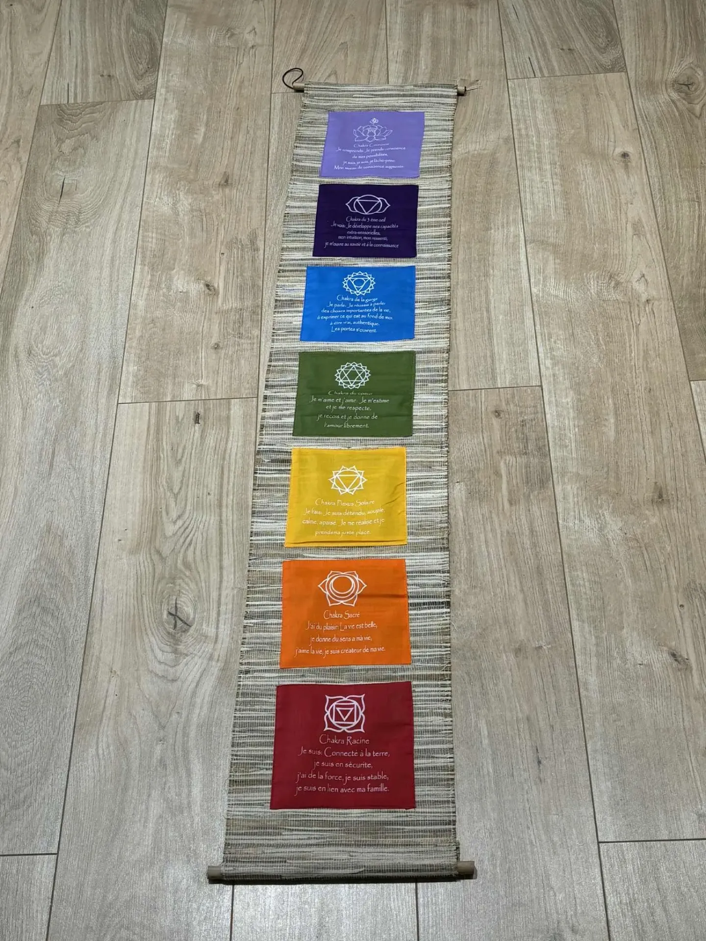 [TIS016] Bannière tissus chakras sur rouleaux bois différentes couleurs