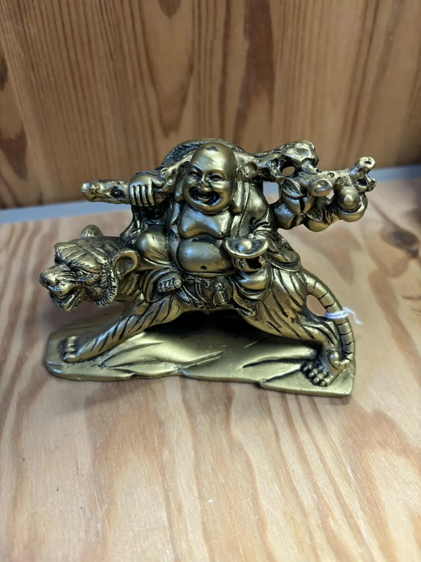 [BOUR064] Bouddha rieur doré avec tigre