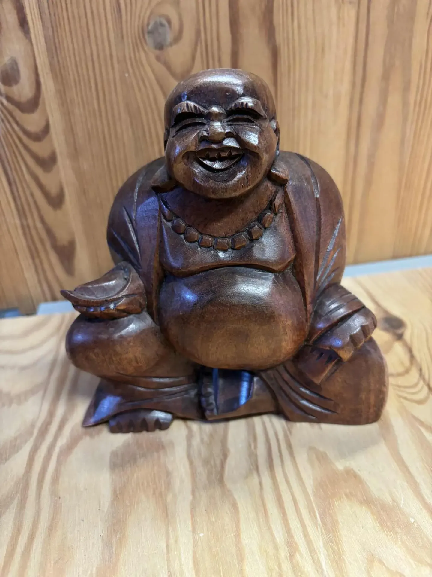 Bouddha rieur en bois de suar