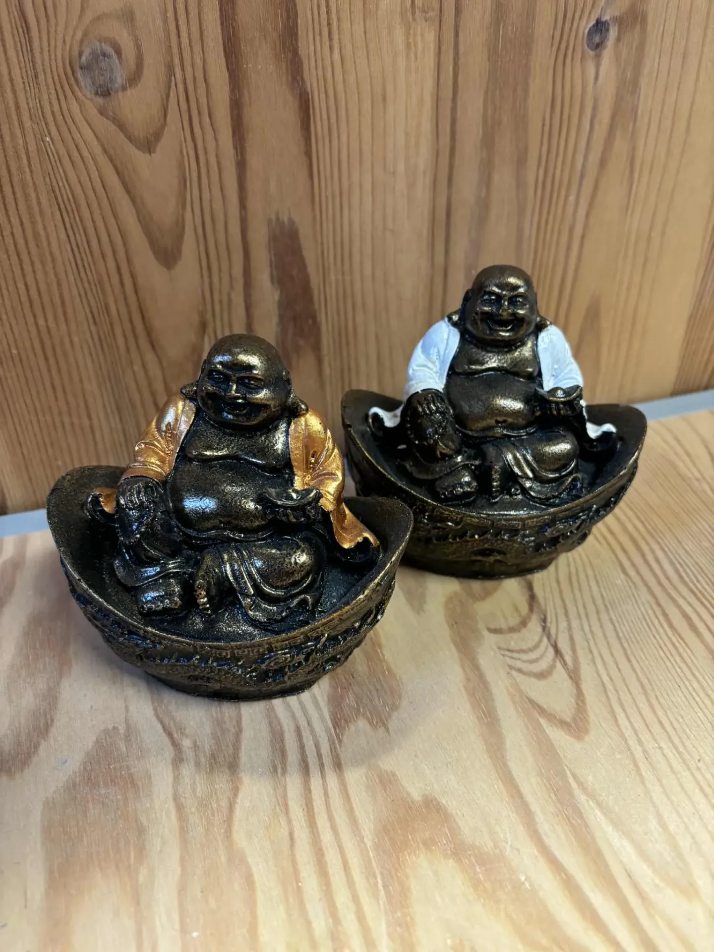 Bouddha rieur sur lingot résine