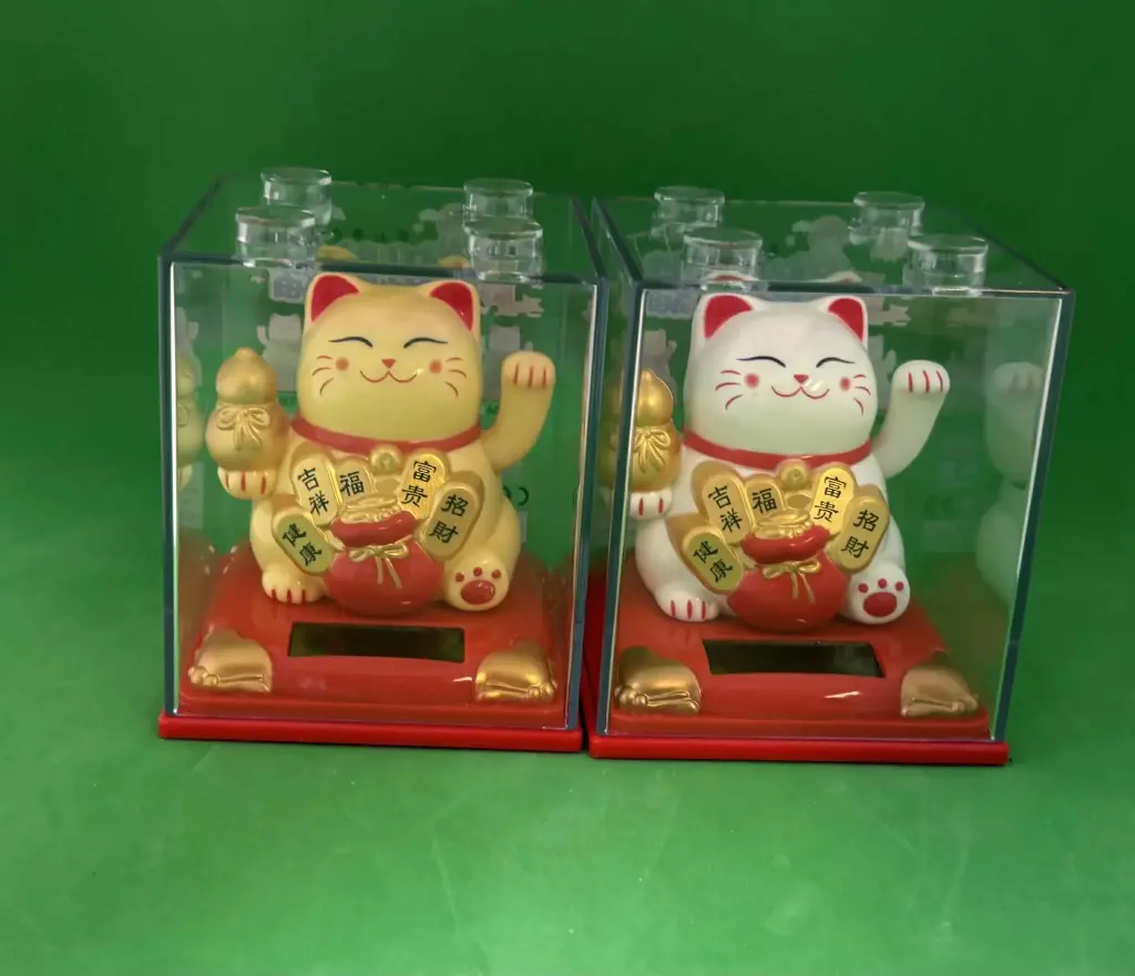 Chat Maneko avec cellule