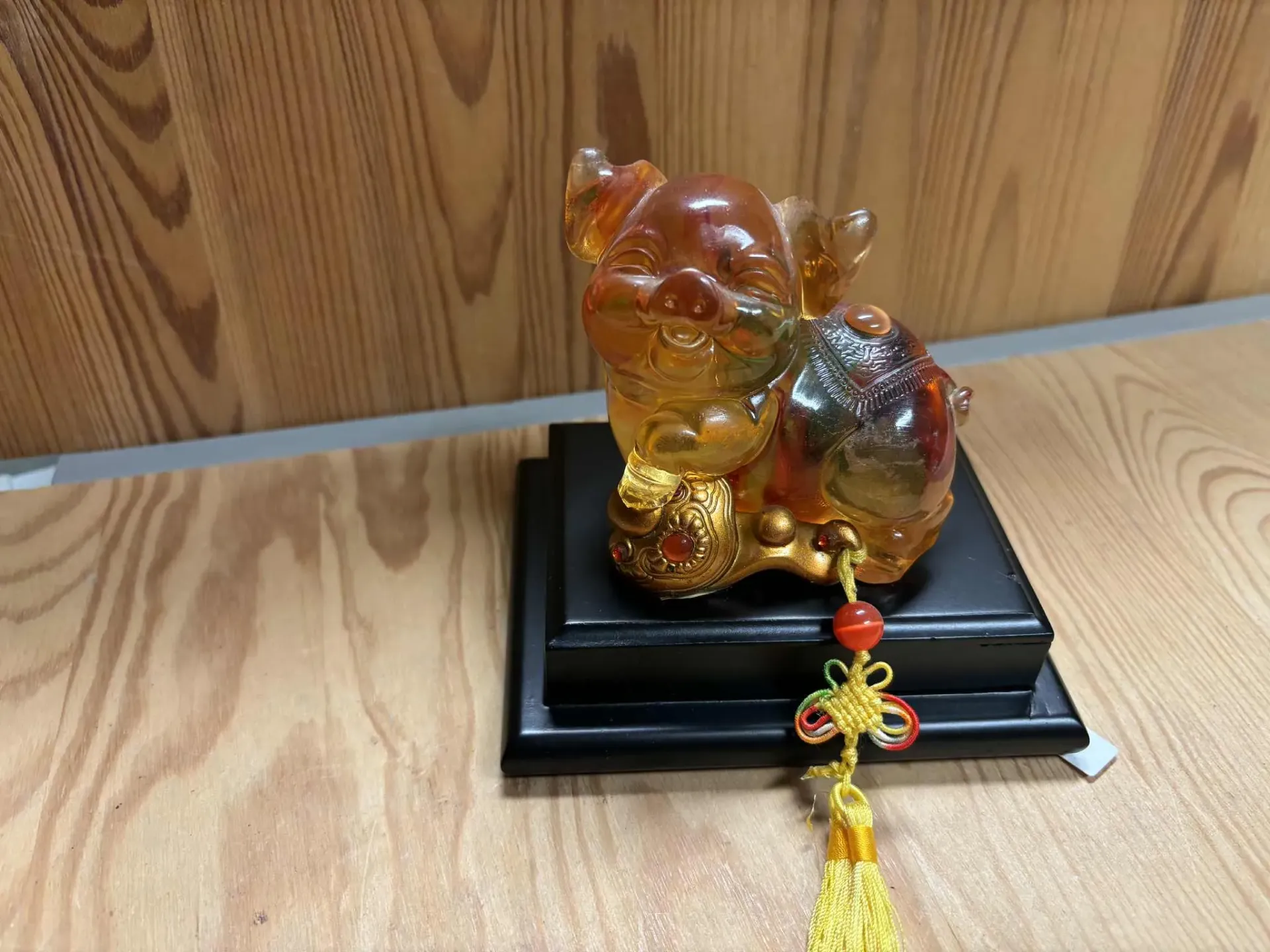 Cochon en résine sur socle