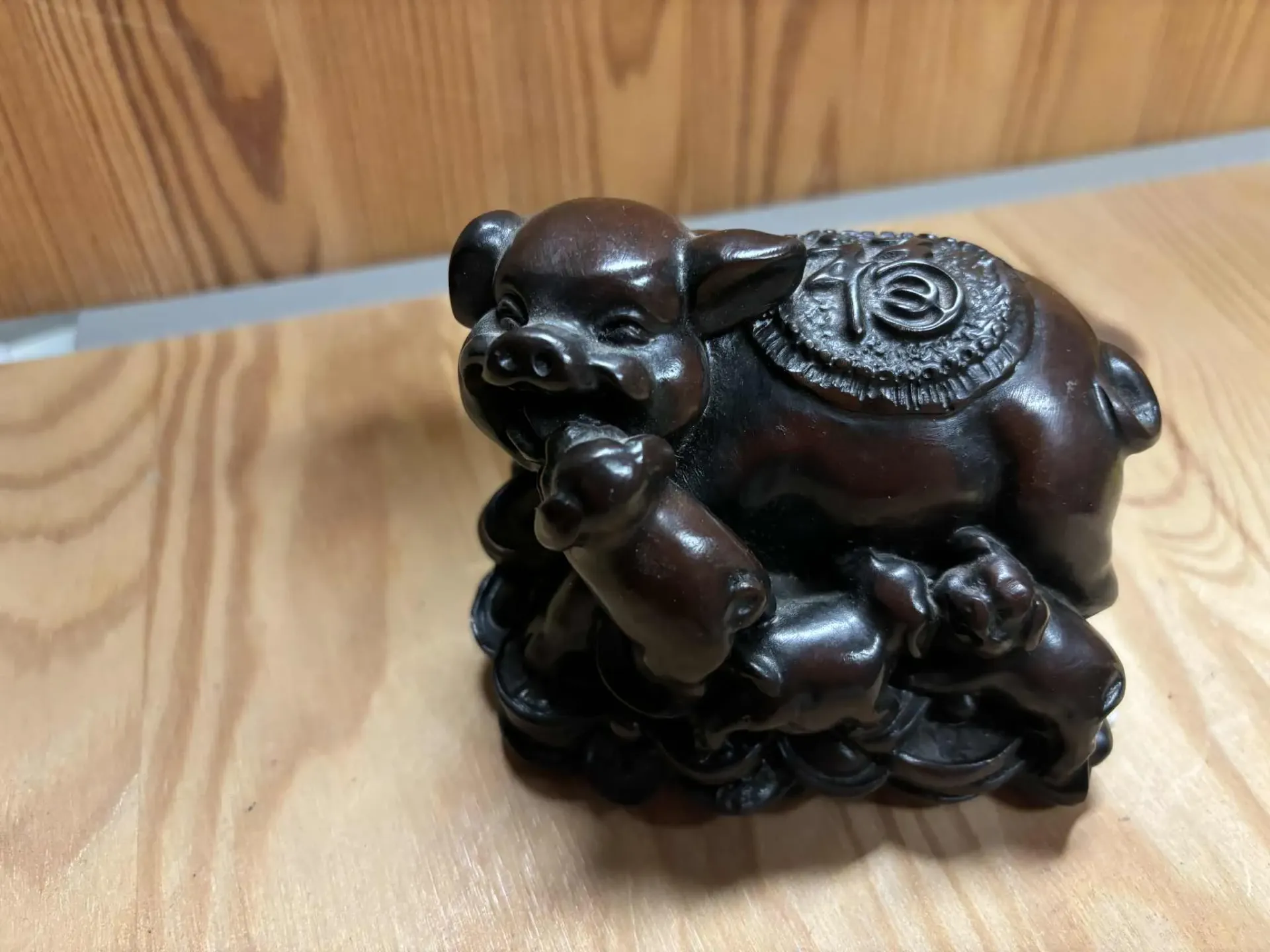 [COCH013] Cochon en résine avec bébés M