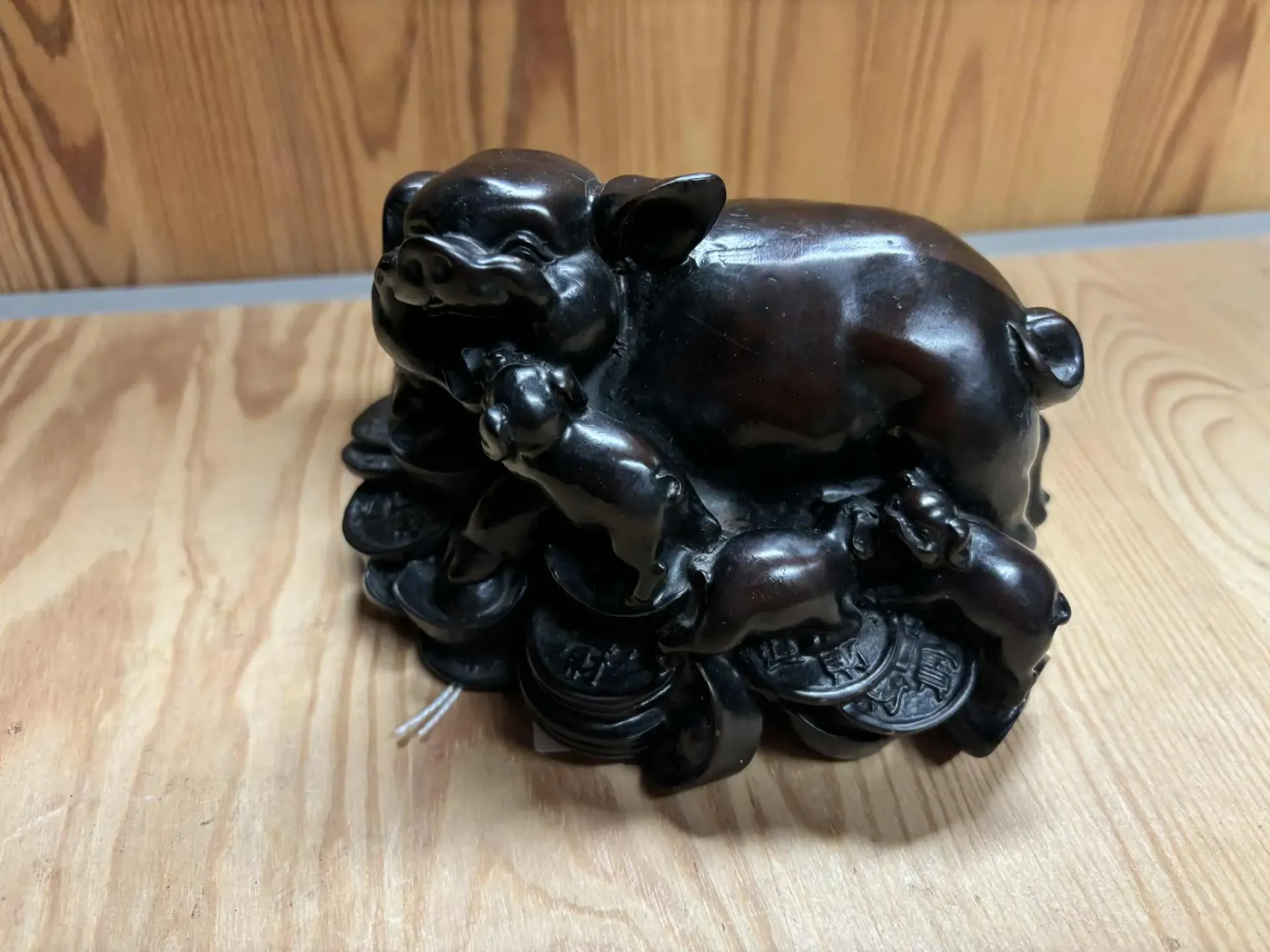 Cochon avec bébés sur pièces en résine