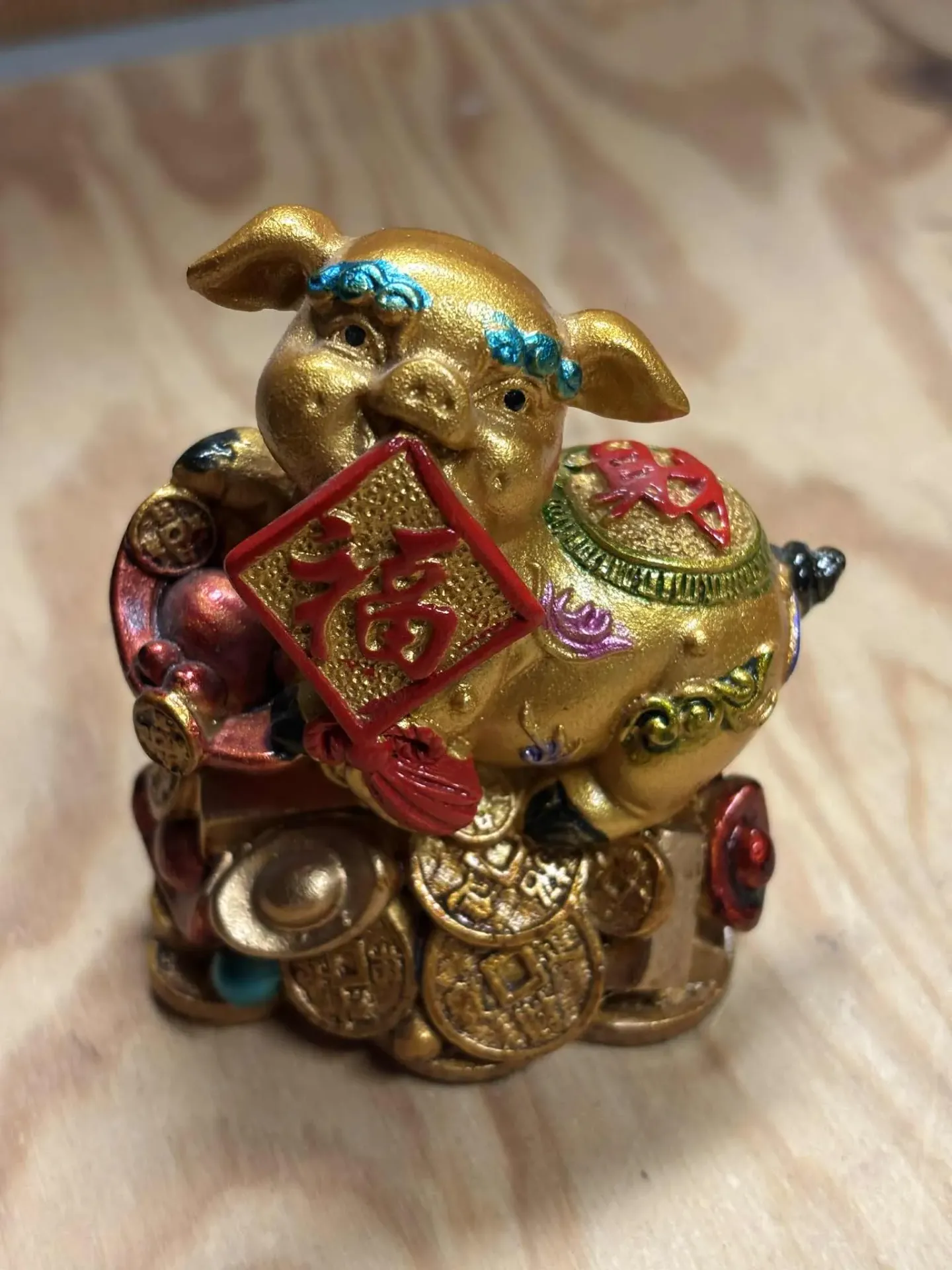 [COCH017] Cochon sur lingot doré