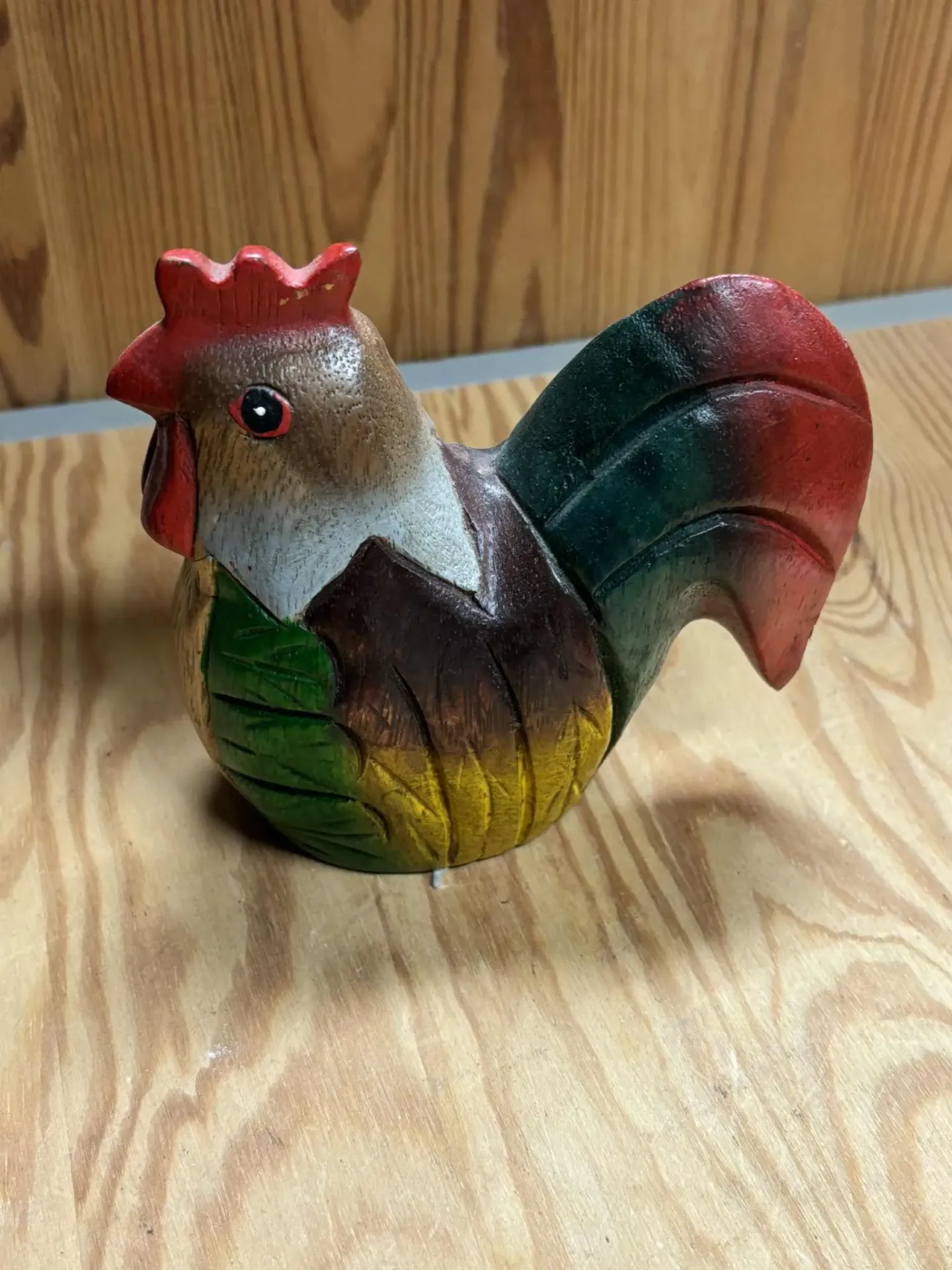 Coq en bois coloré