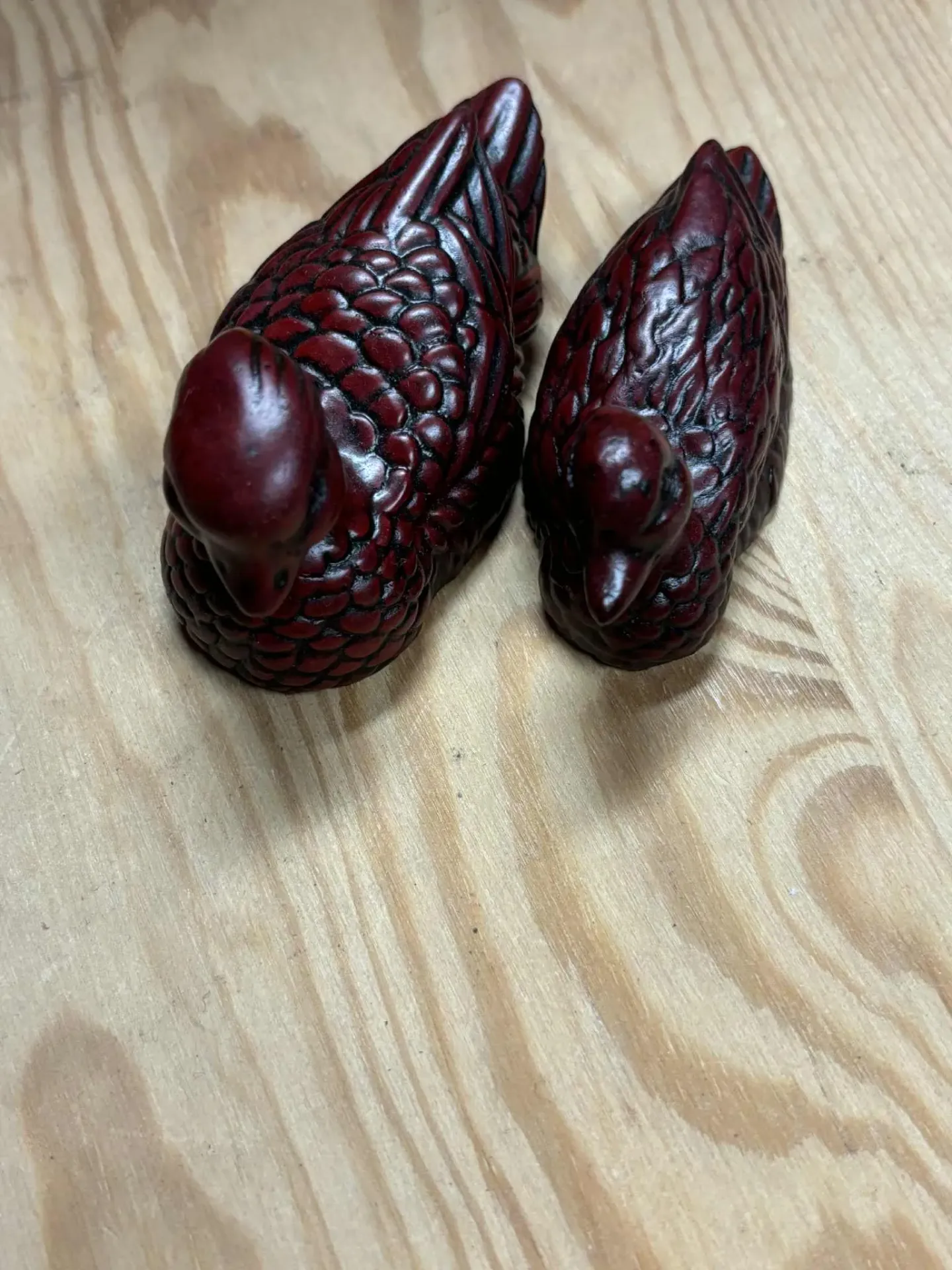 [CAN001] Couple de canards mandarin en résine rouge