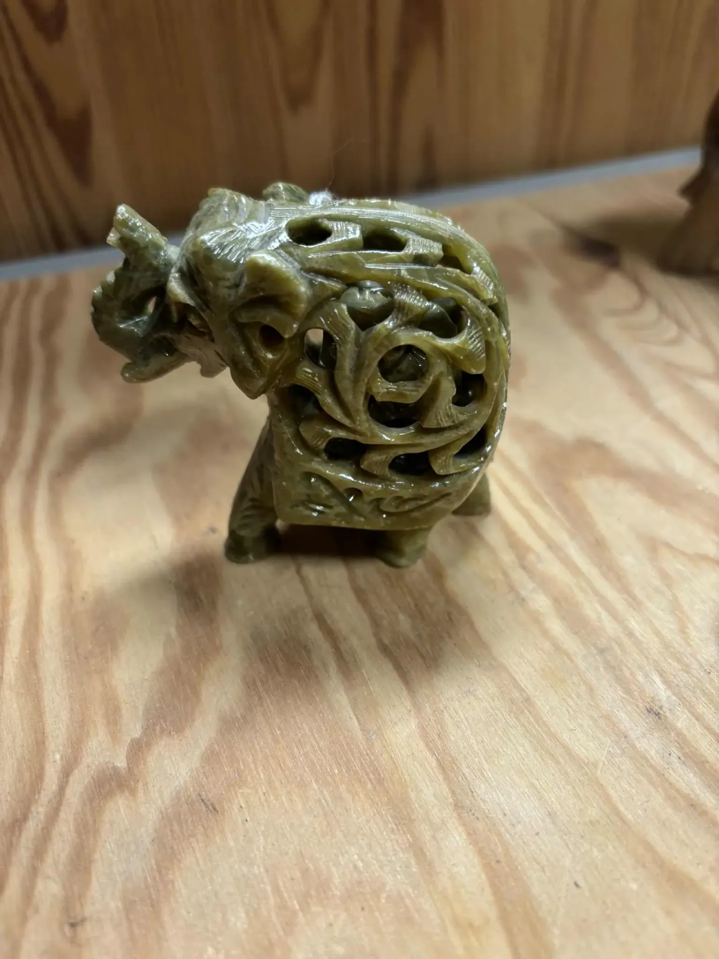 [ELE002] Eléphant en pierre de savon travaillé