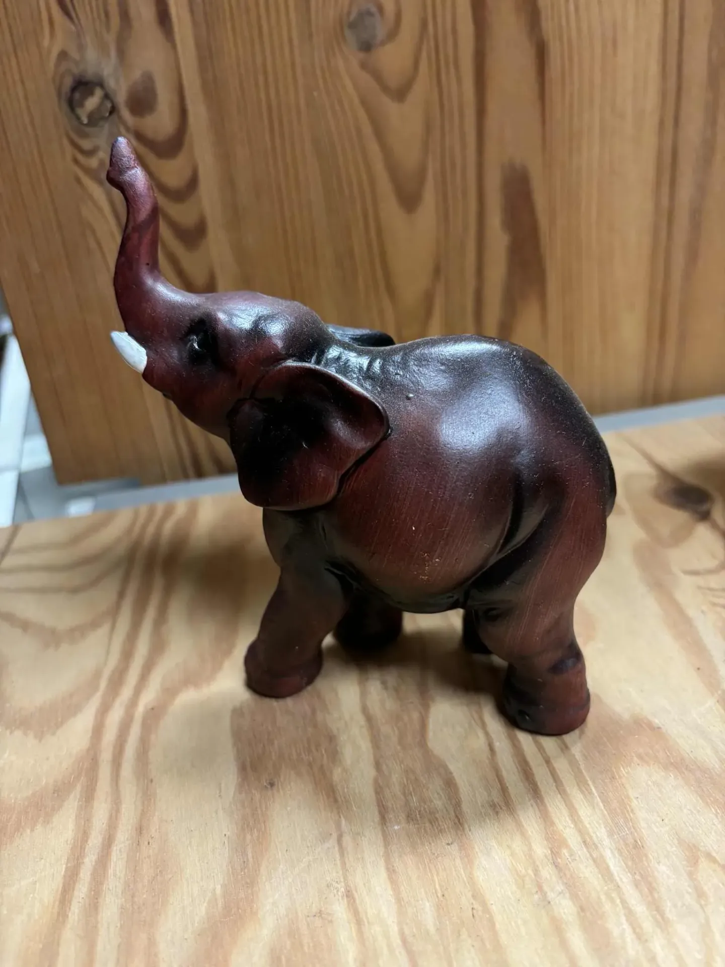 Eléphant en résine brun