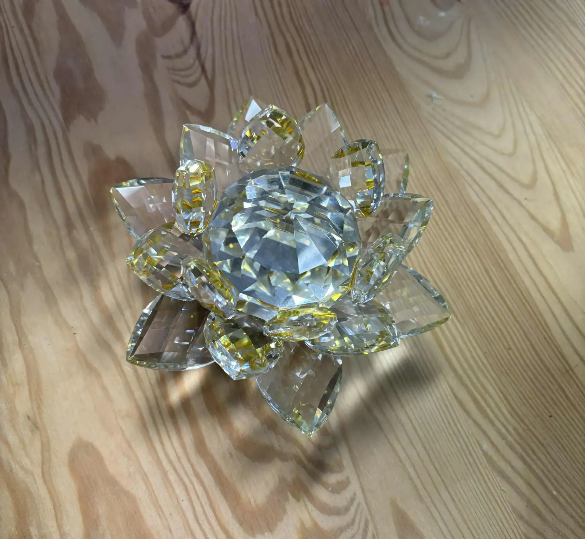 Fleur de lotus colorée en cristal