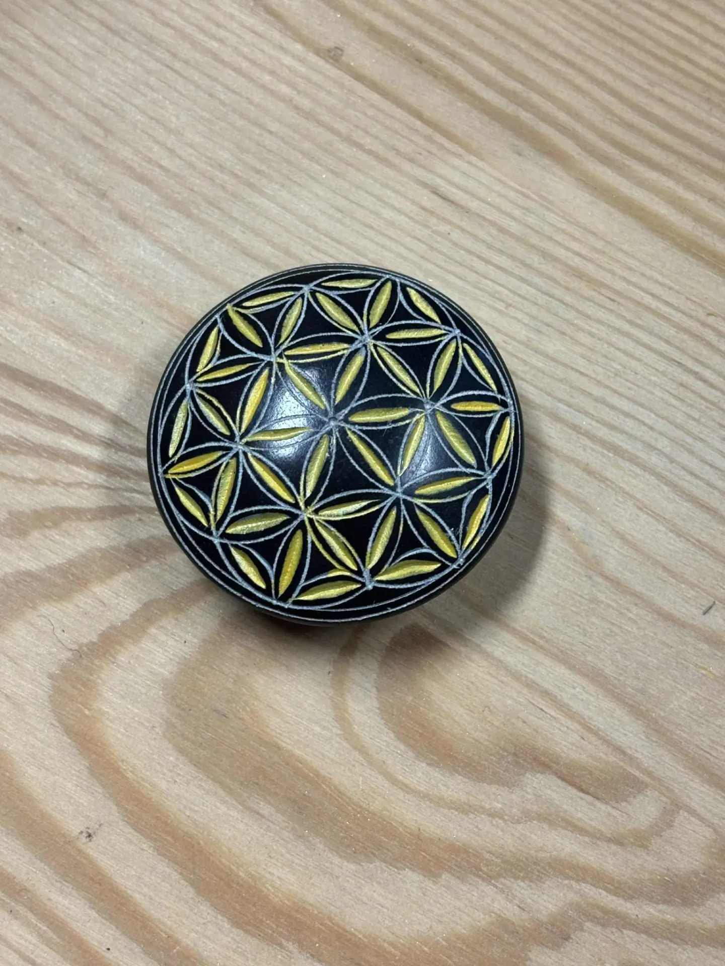 Galet fleur de vie dorée en pierre de savon