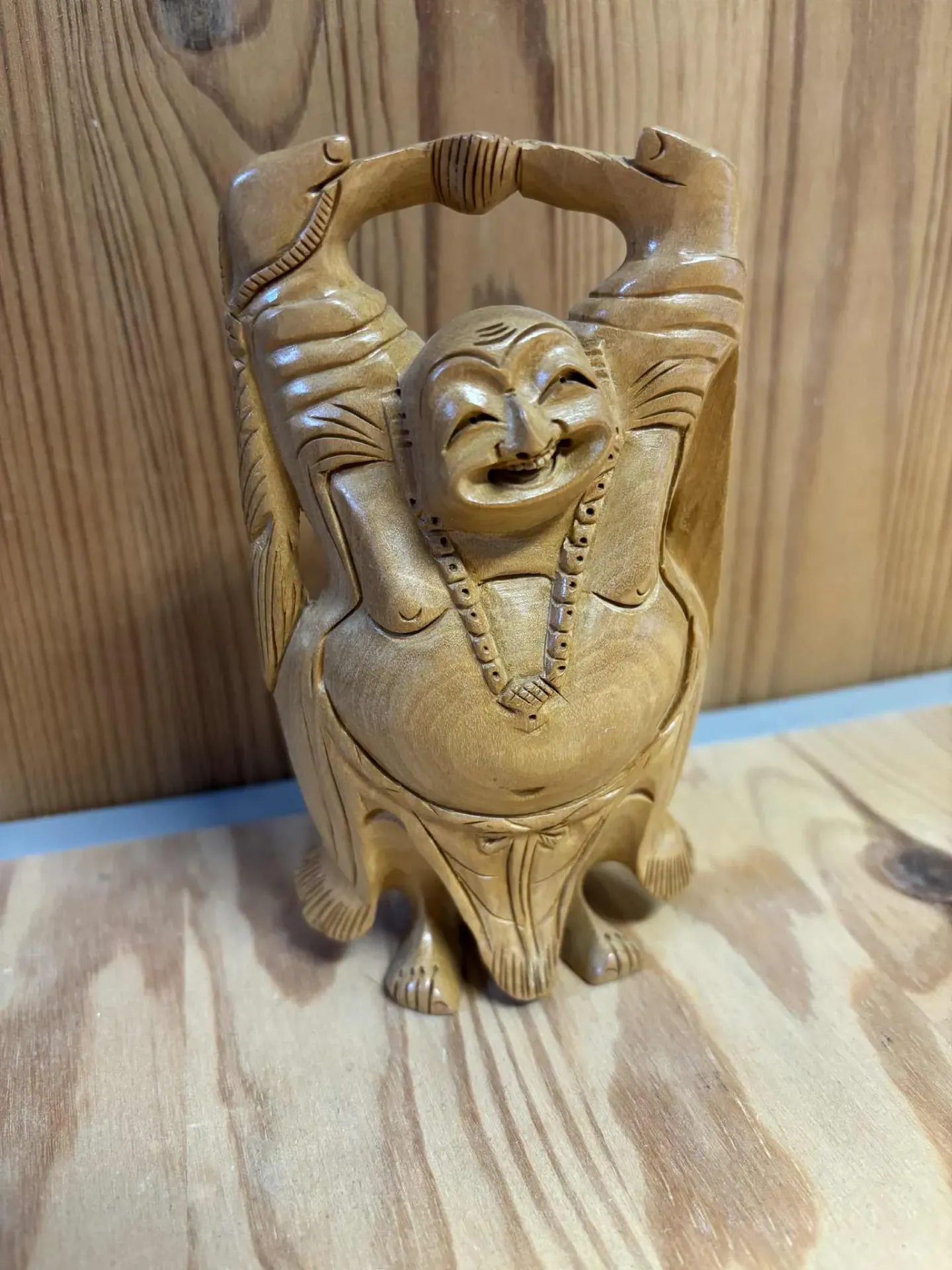 [BOUR020] Bouddha rieur debout sculpté bois clair
