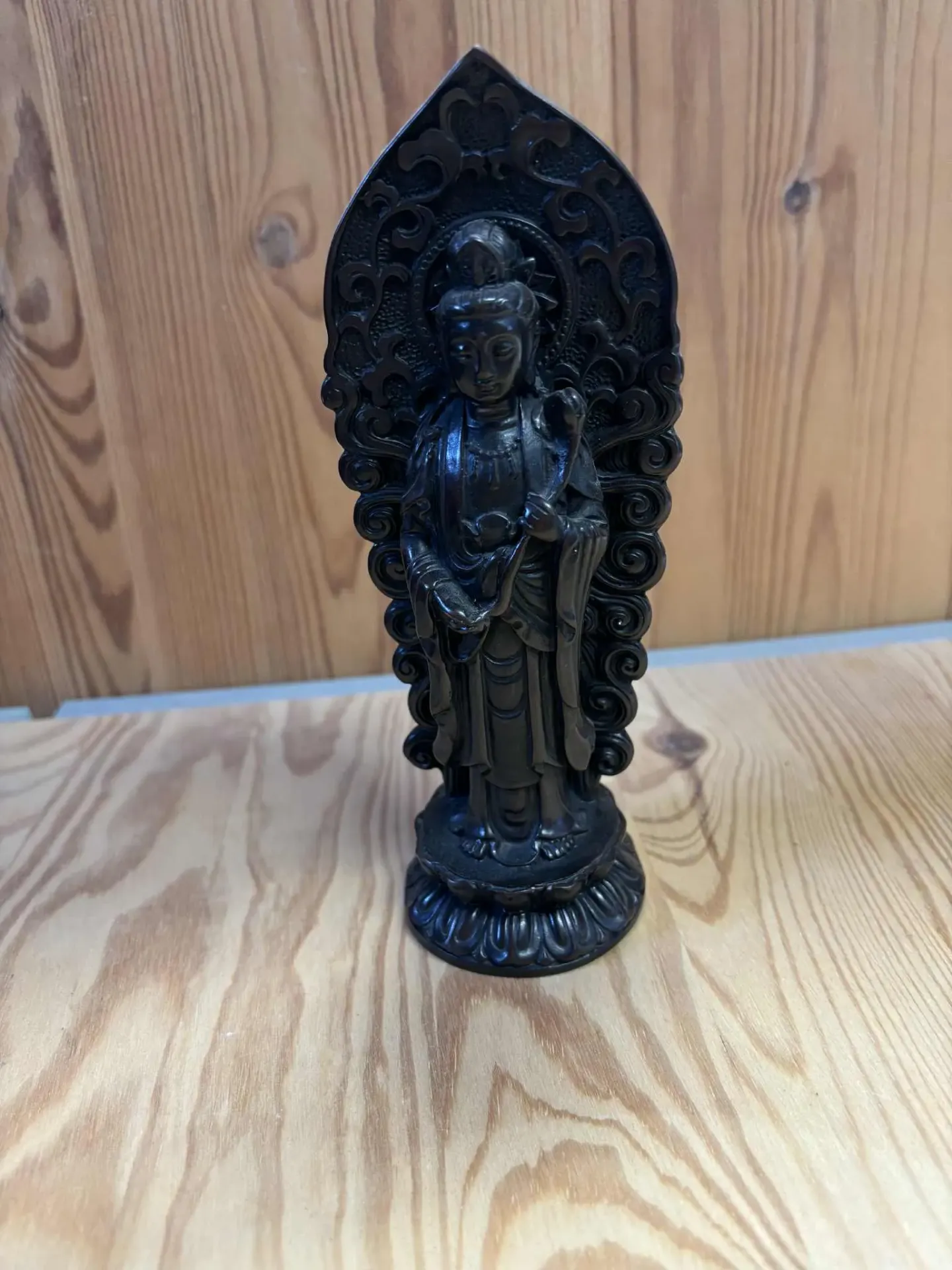 Kwan Yin debout en résine