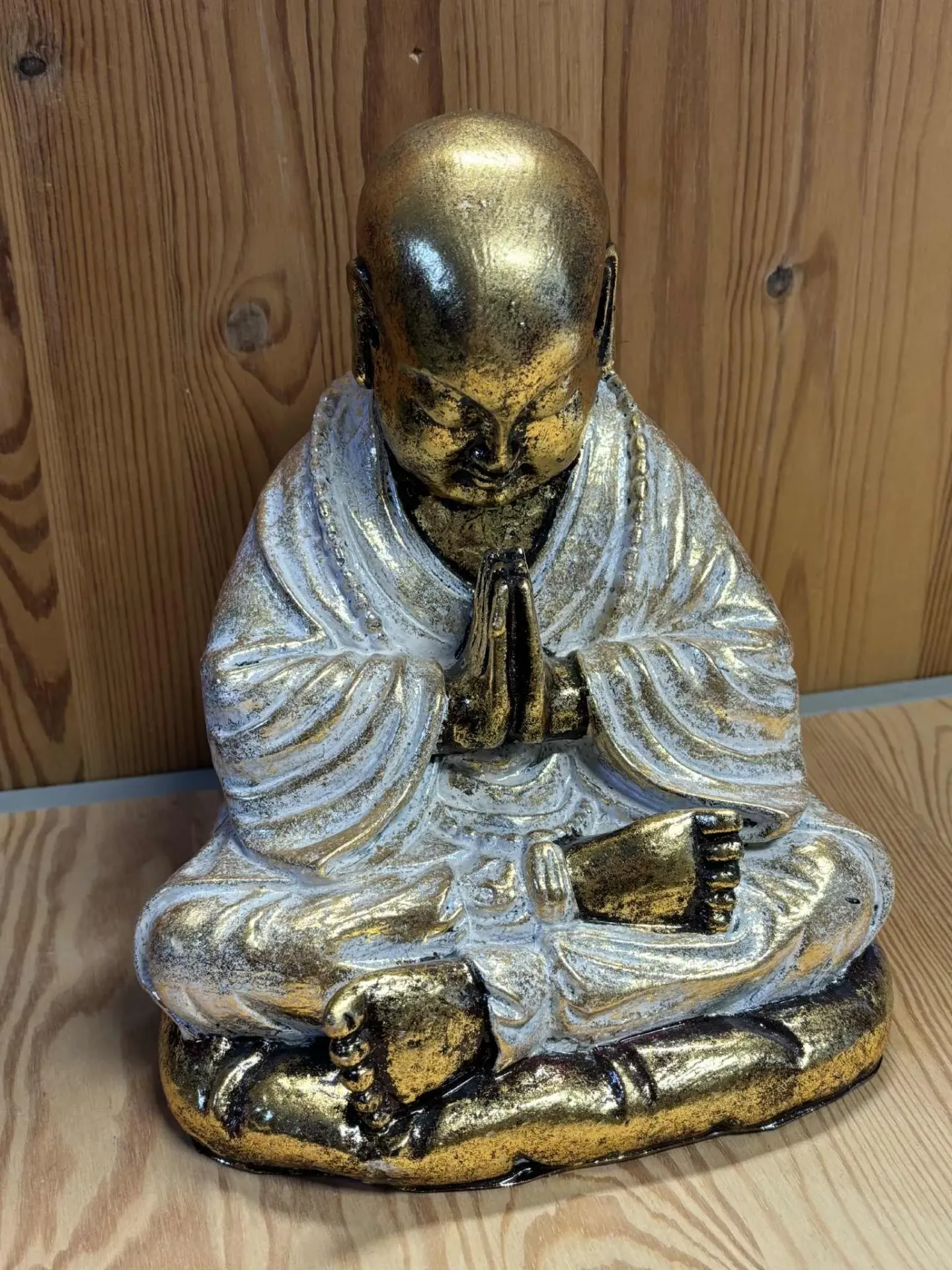 Moine blanc/doré en résine