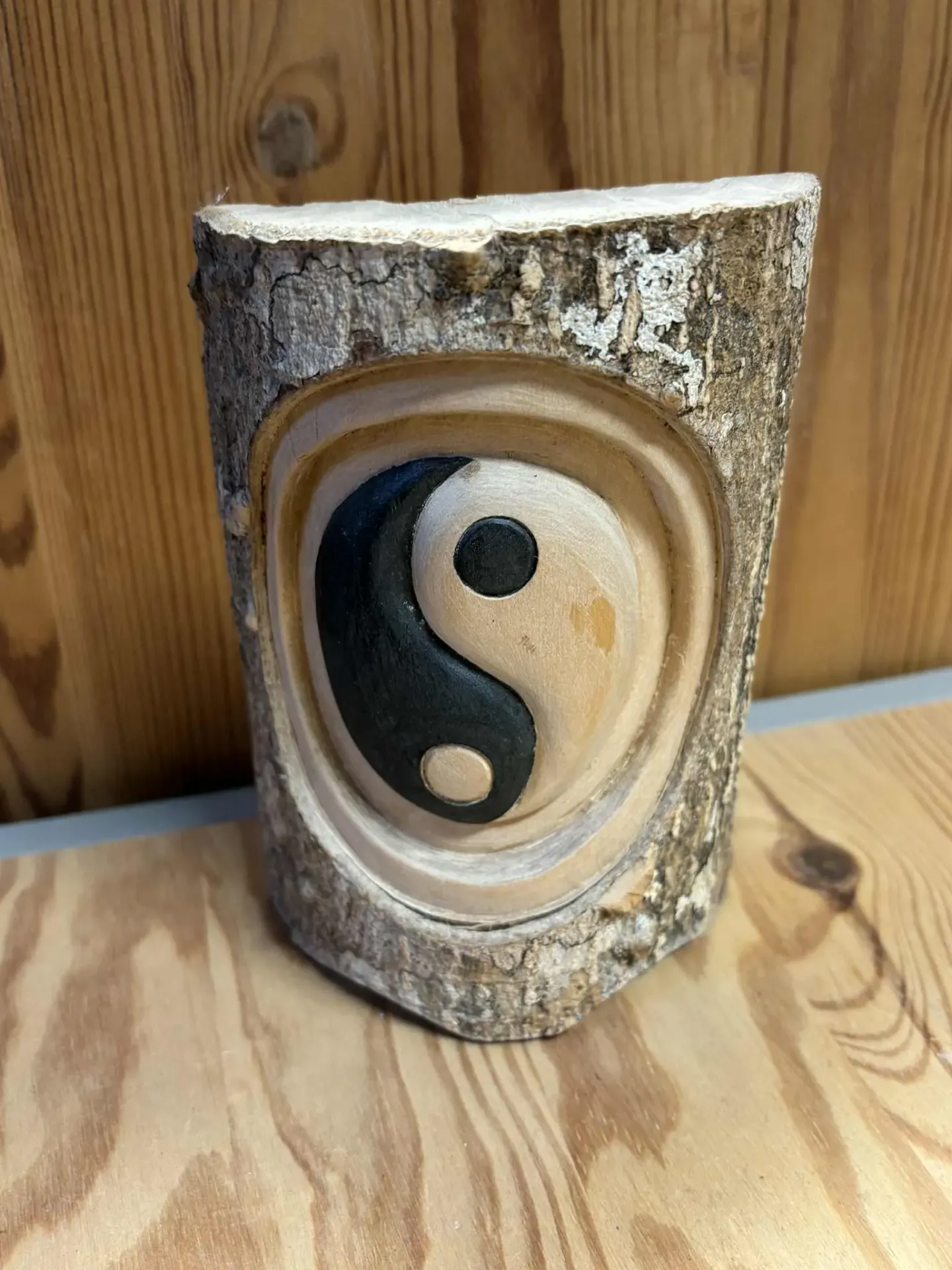 Panneau Yin/Yang sculpté dans un arbre