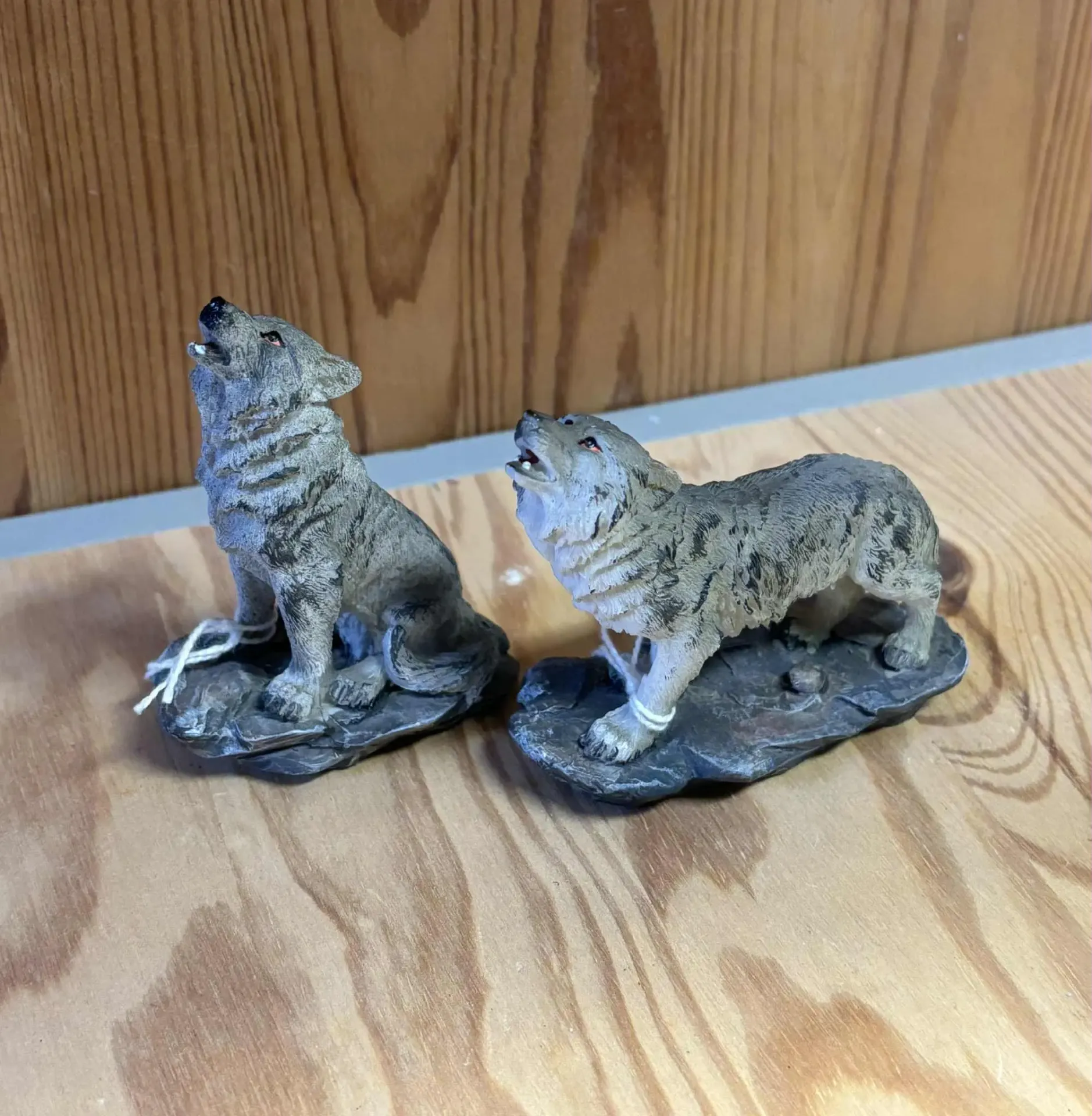 Petits loups en résine