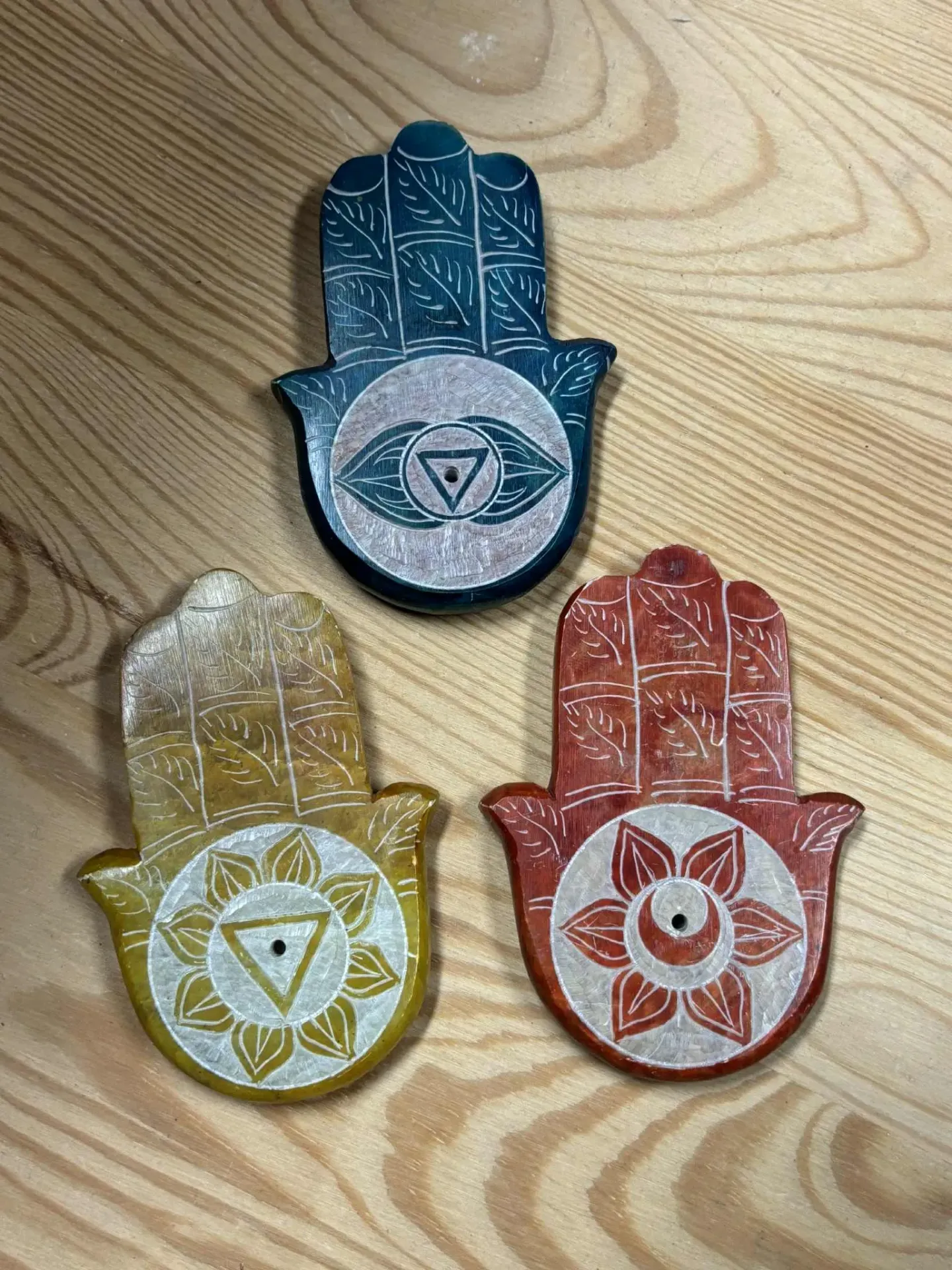Porte encens main chakras en pierre de savon