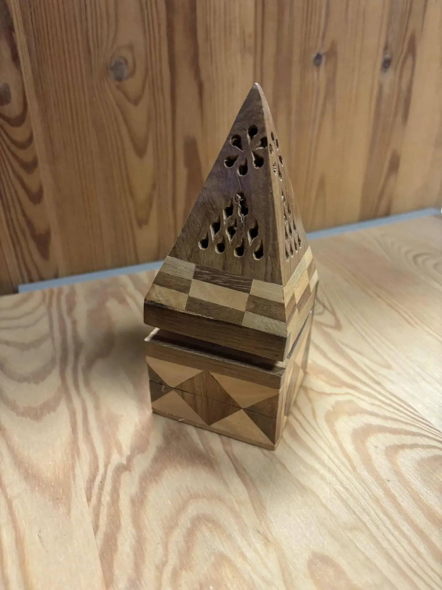 Porte encens pyramide en bois