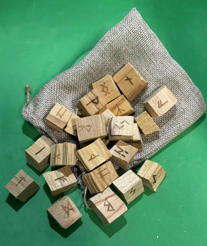 Runes en Palo Santo