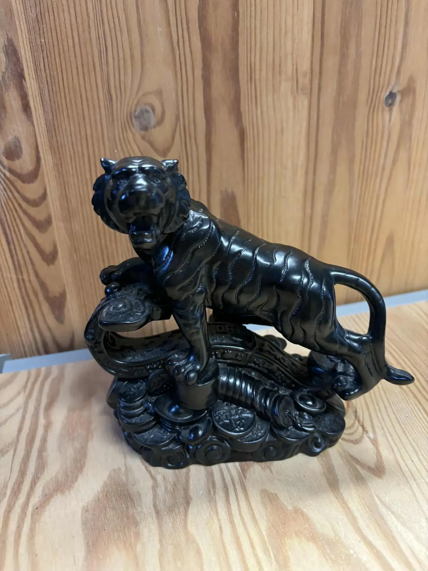 Tigre sur pièces en résine