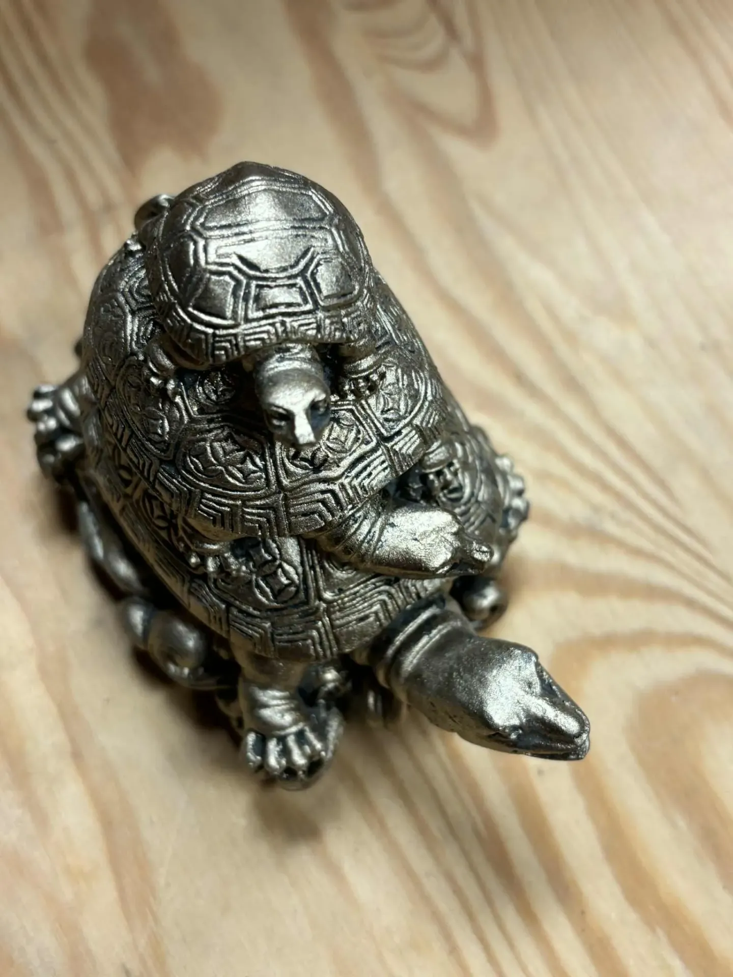 Tortues superposées en résine dorée