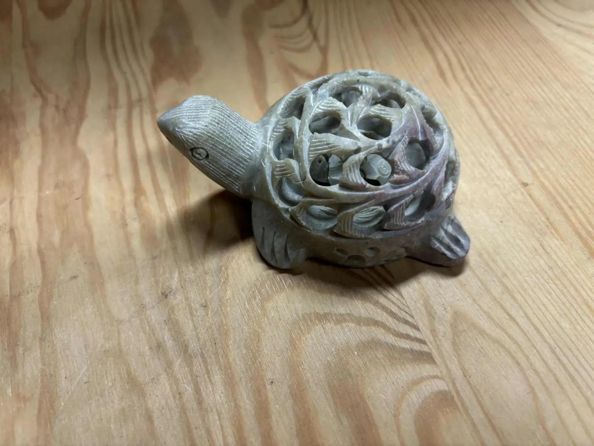 Tortue en pierre de savon sculptée