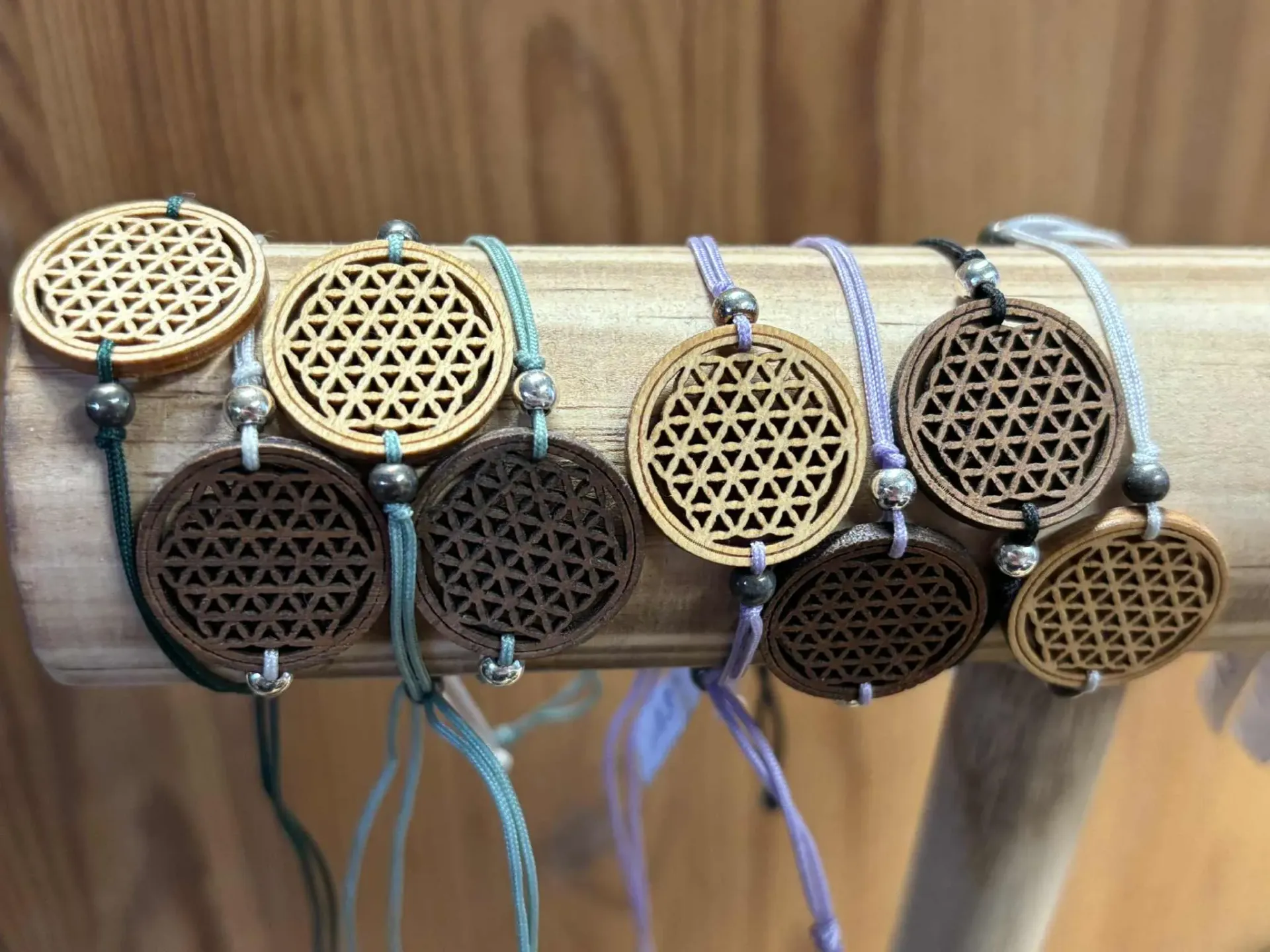 Bracelet Fleur de vie en bois cordelette