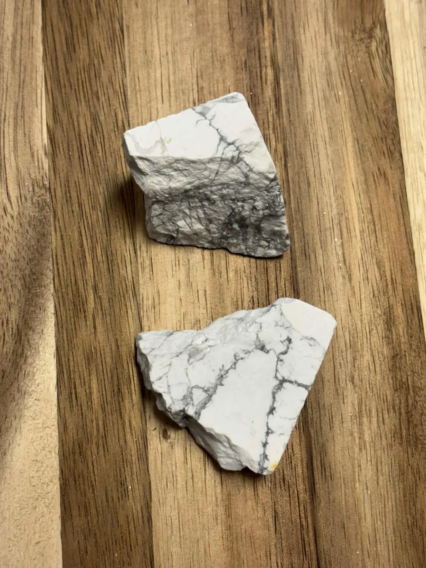 Howlite brute