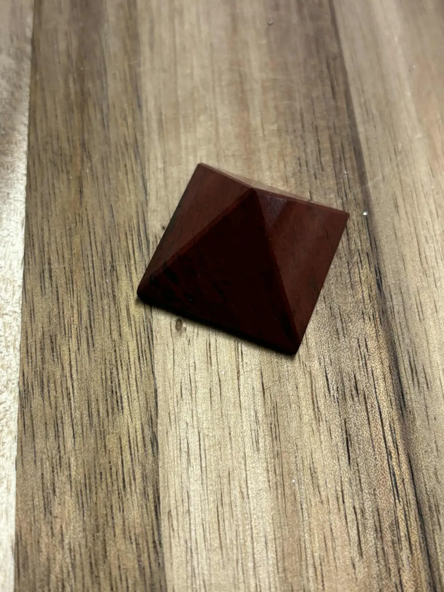 Jaspe rouge pyramide