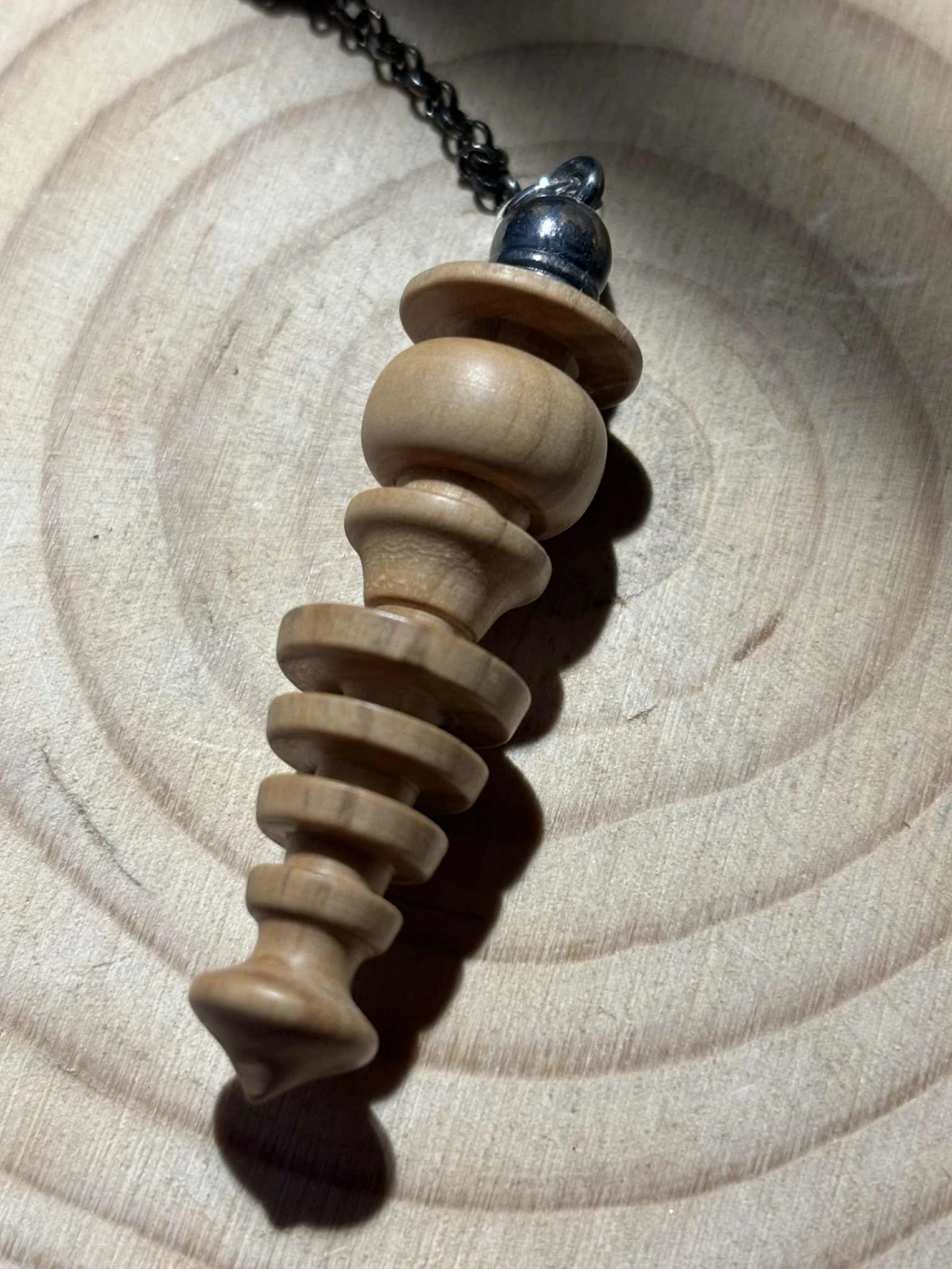 Pendule en bois de pêcher