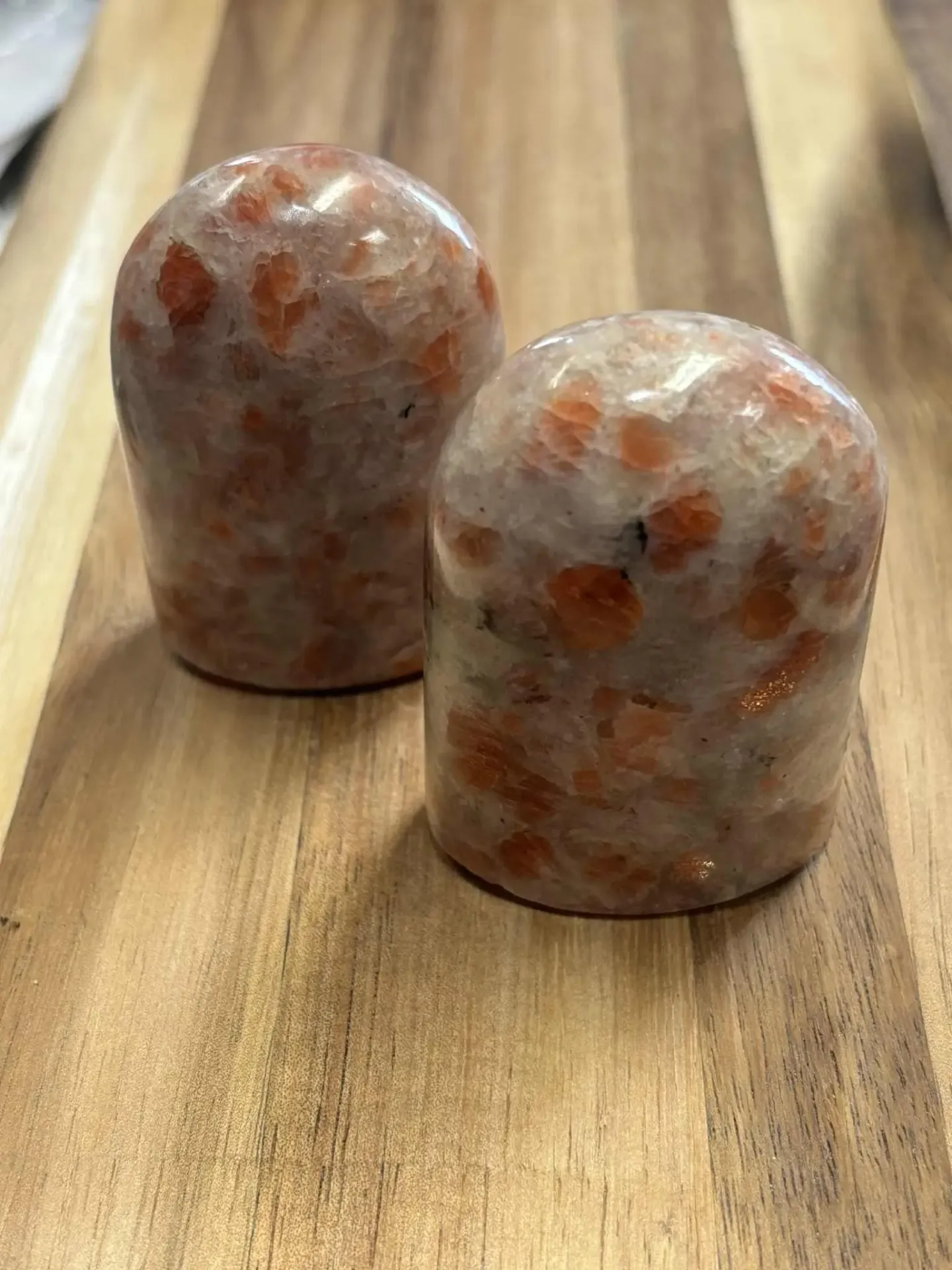 Pierre de soleil galet debout