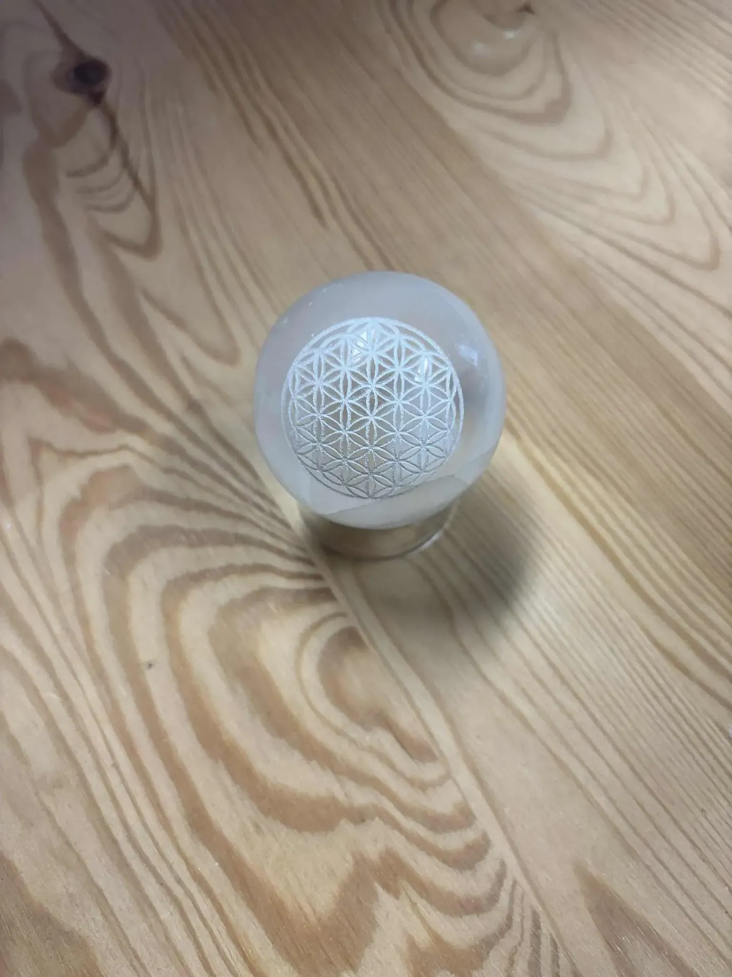 Sélénite boule gravée fleur de vie