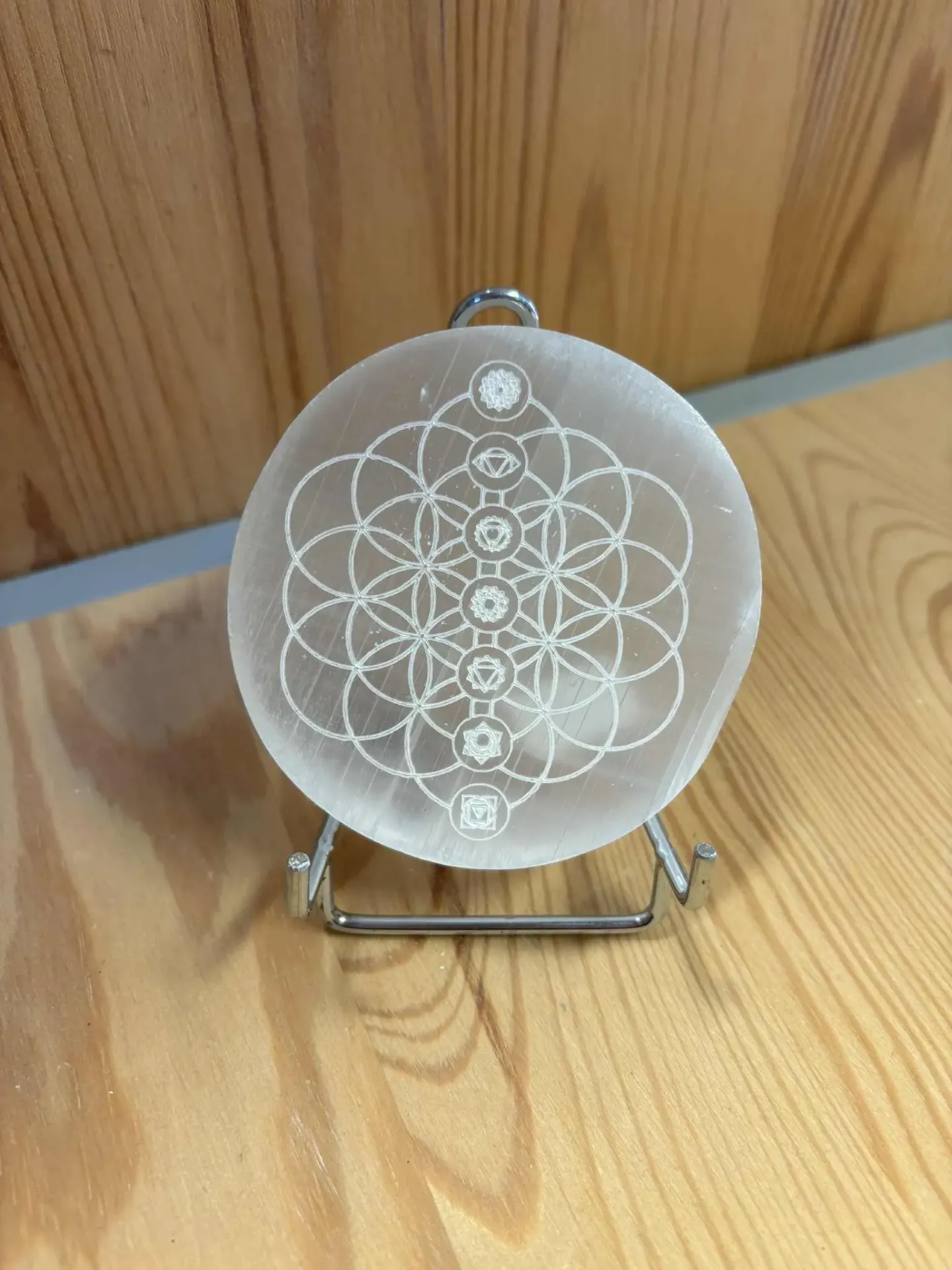Sélénite plaque gravée chakras