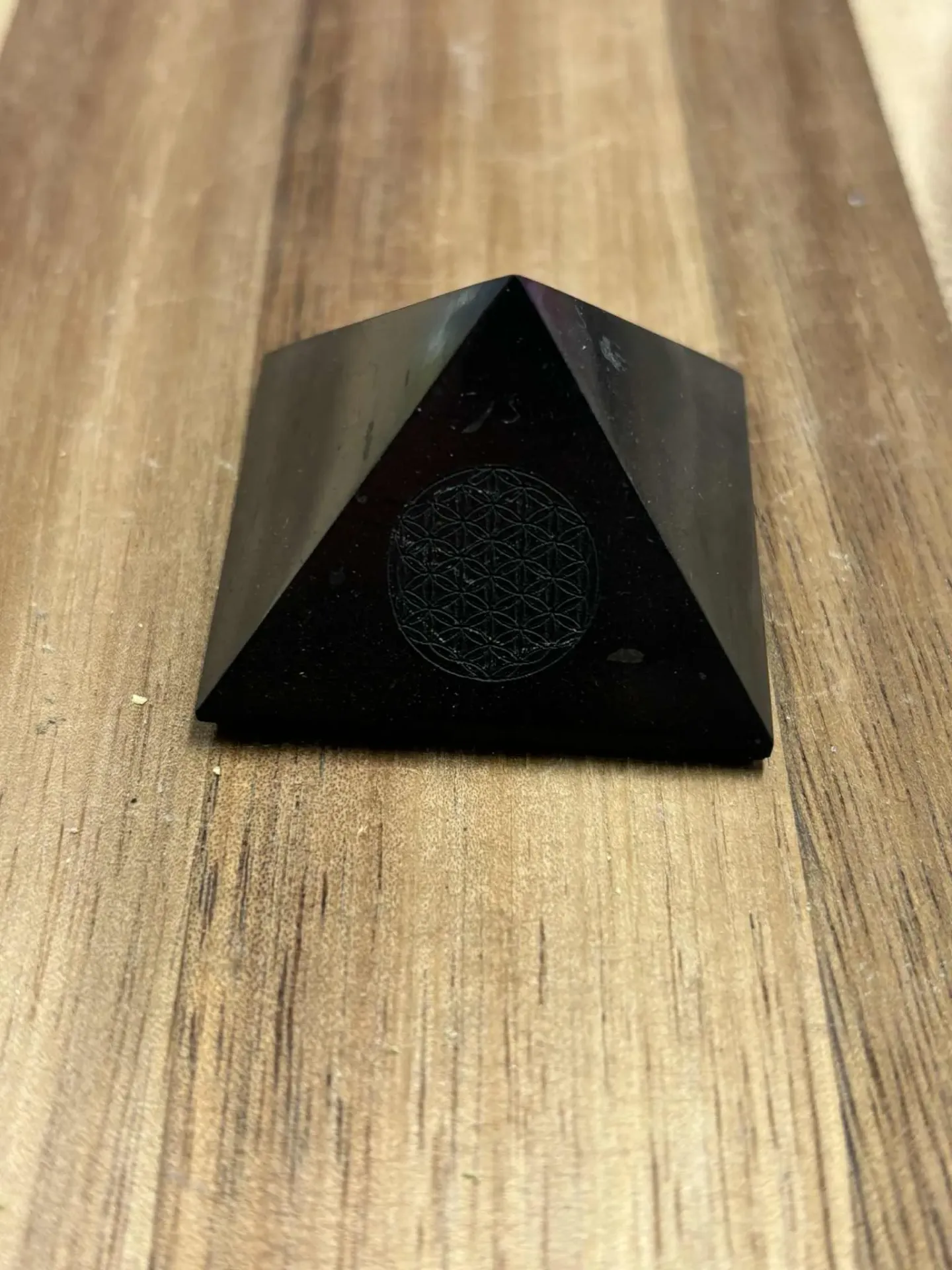 [MIN00827] Shungite pyramide avec fleur de vie