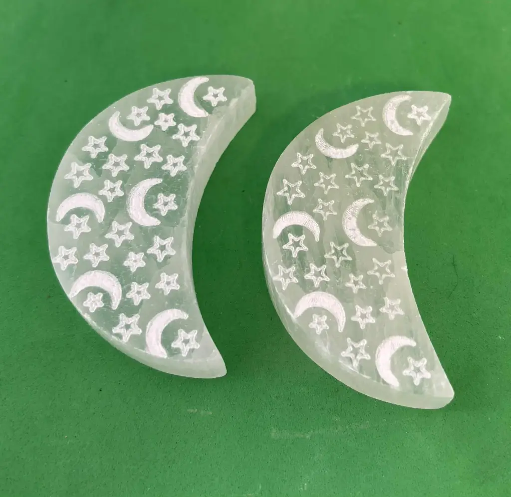 Sélénite demi lune gravée