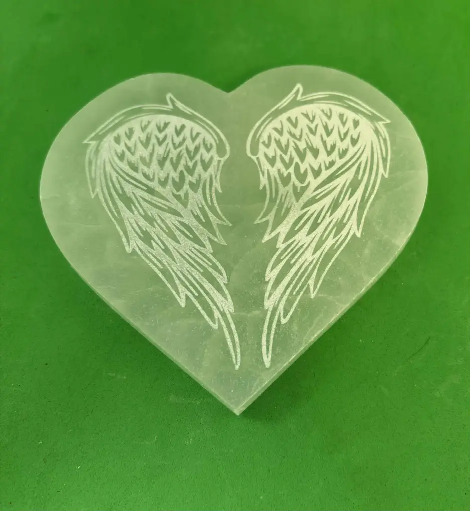 Sélénite cœur gravé ailes