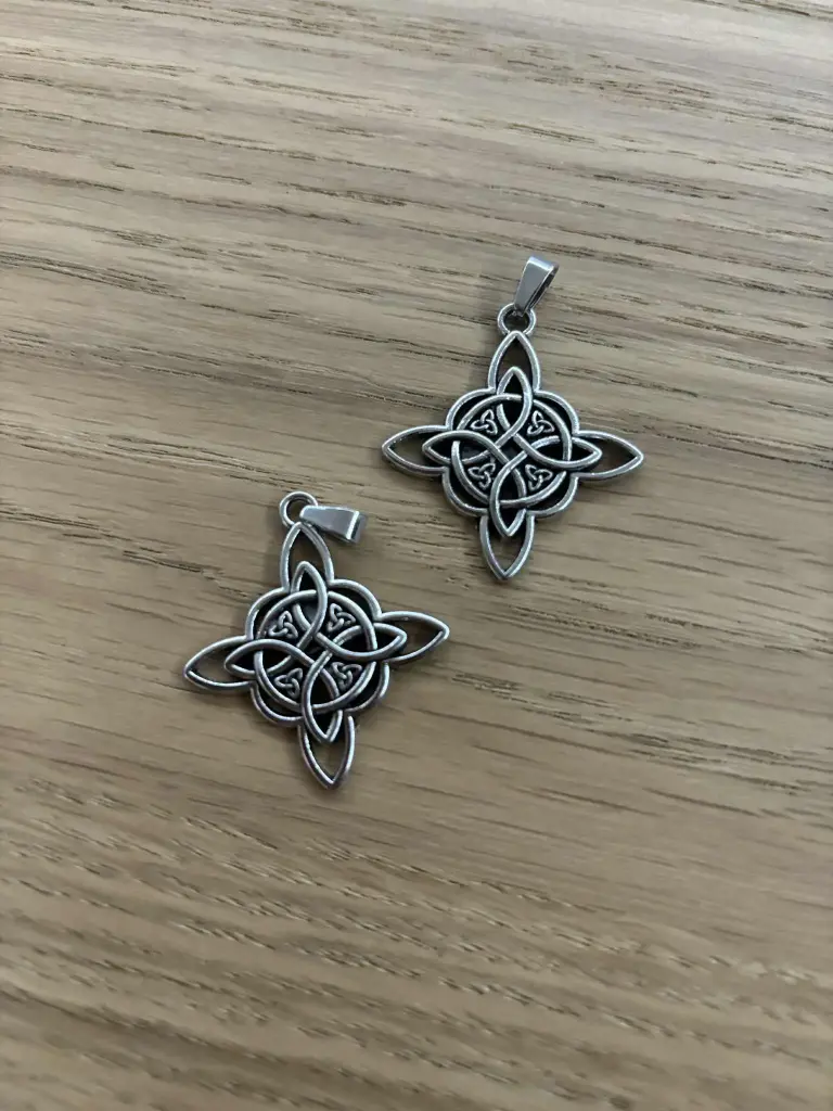 Pendentif nœud de sorcière