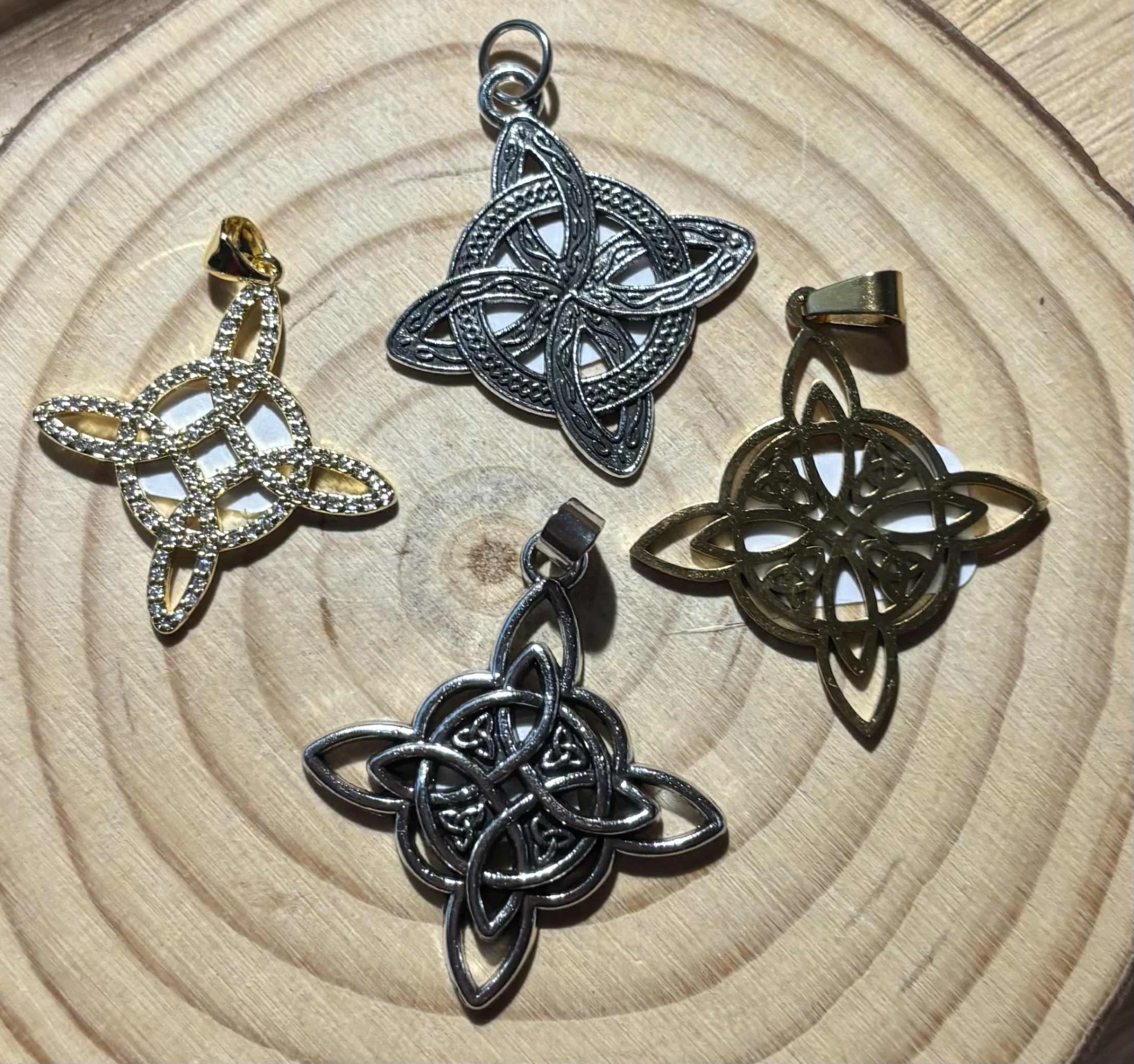 Pendentif nœud de sorcière