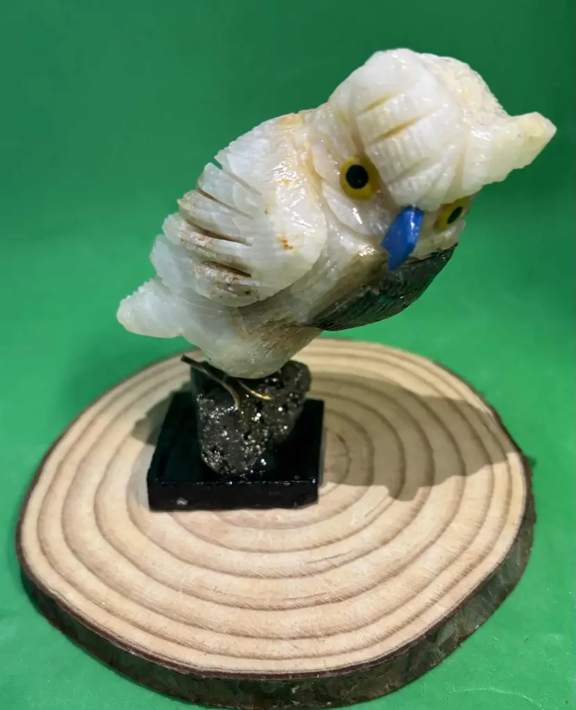 Hibou en pierre fine sur socle