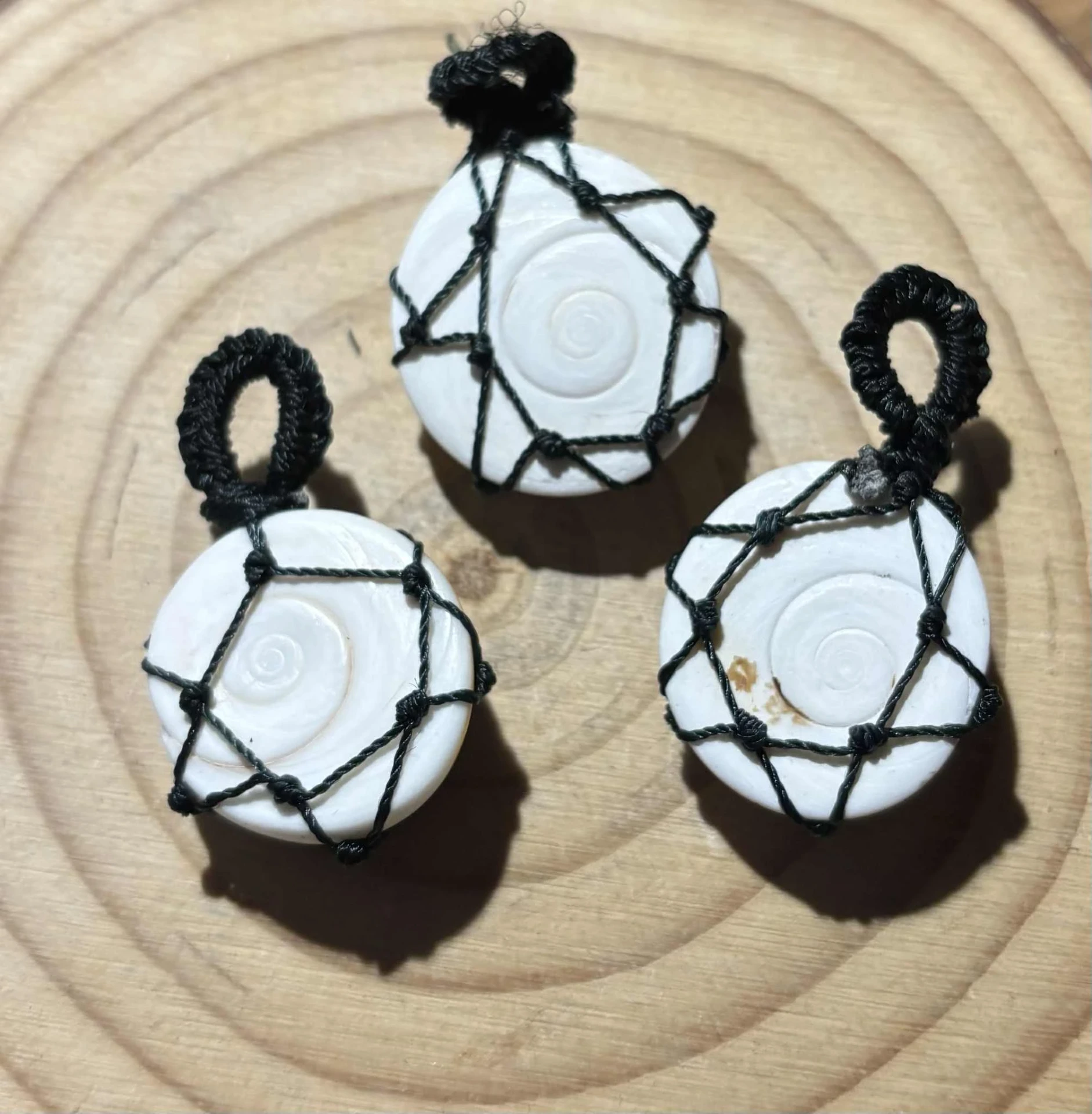 Pendentif Œil Sainte Lucie macramé