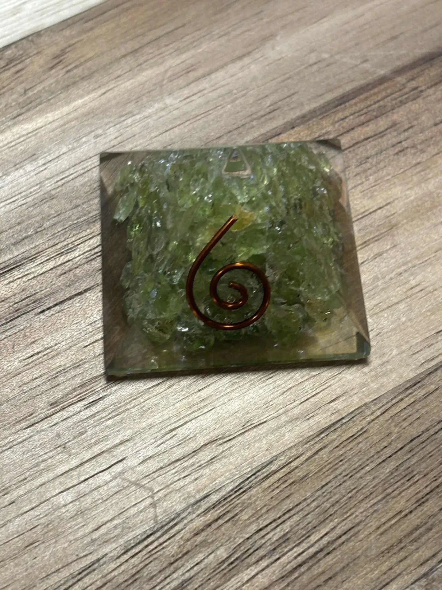 Pyramide en orgonite Péridote