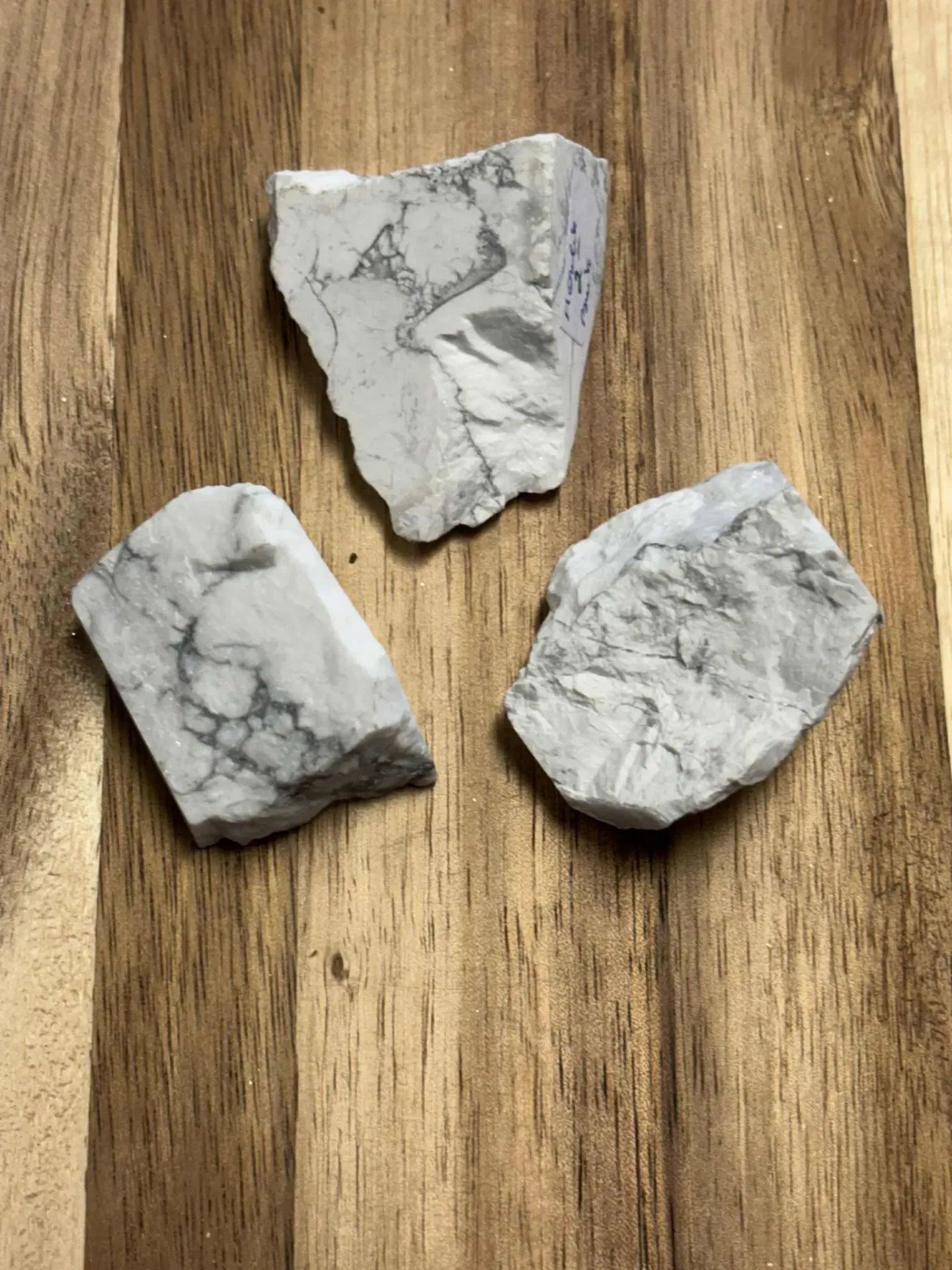 Howlite brute