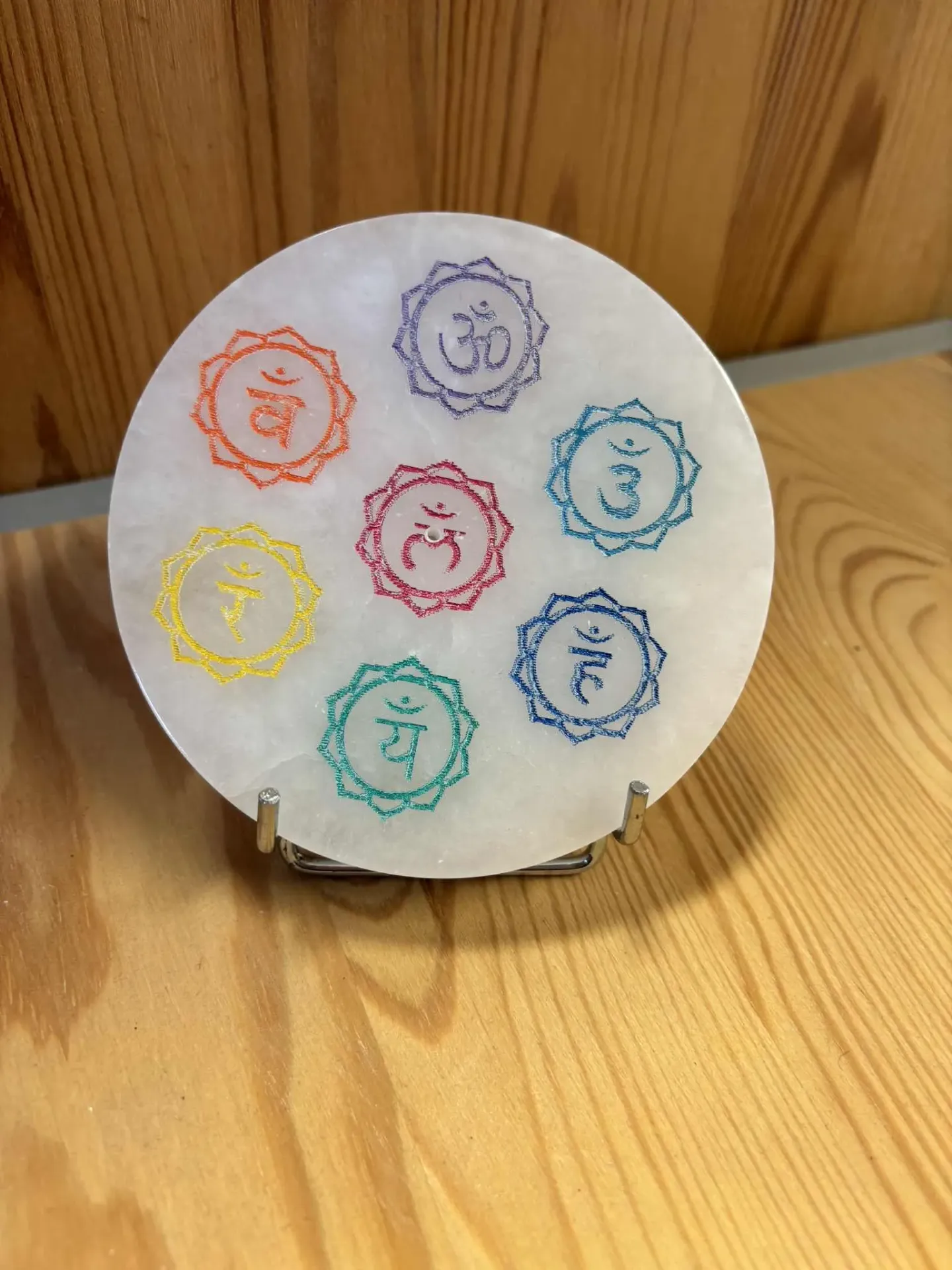 Sélénite plaque gravée chakras