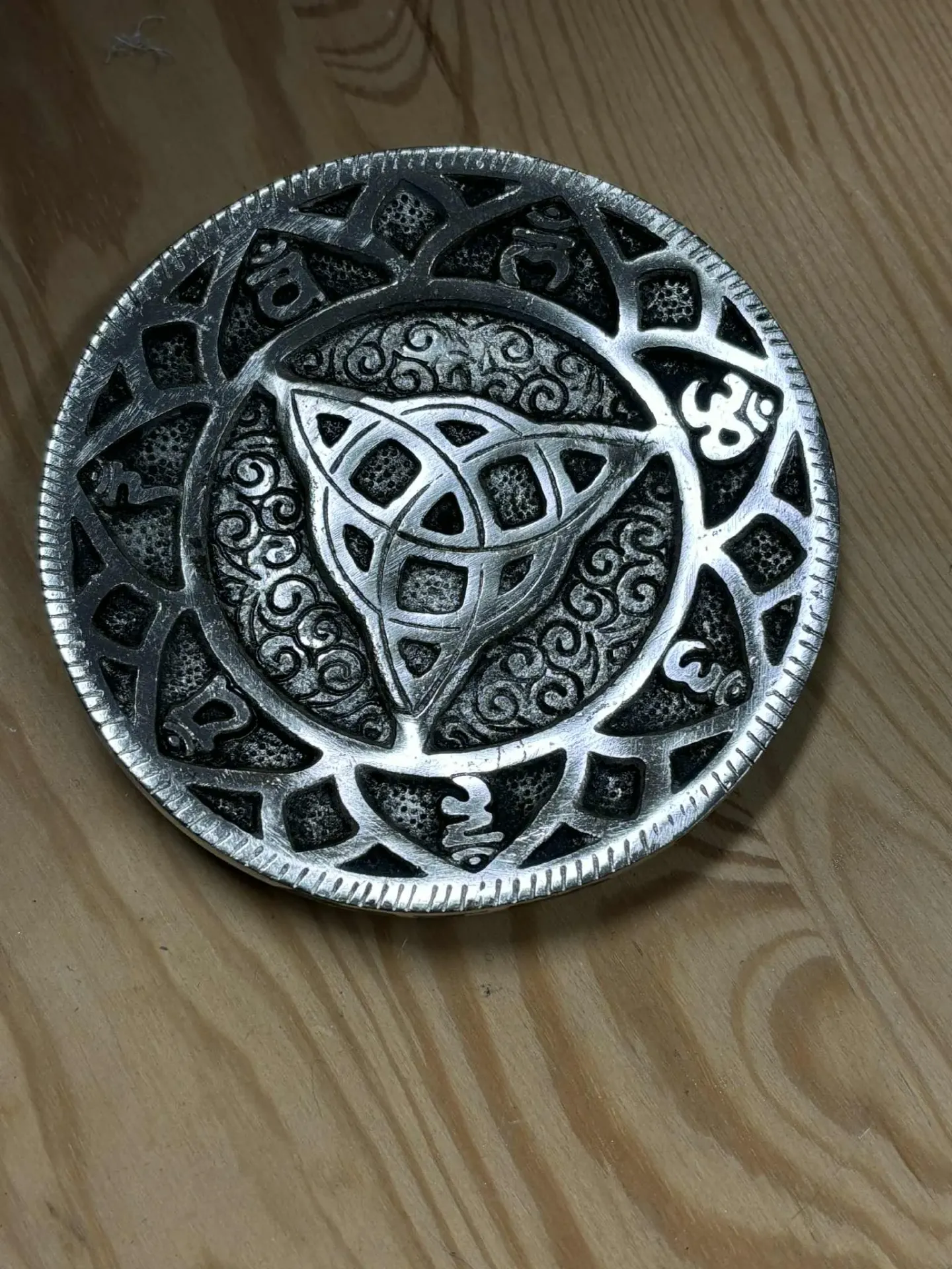 Porte encens Triquetra en métal