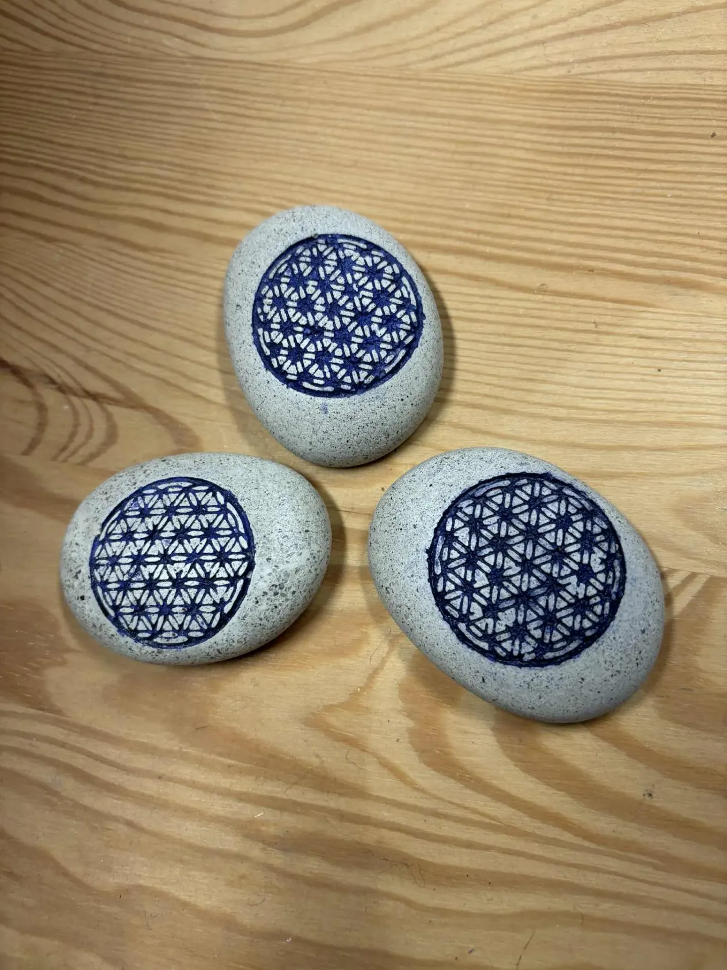 Galets fleurs de vie en pierre