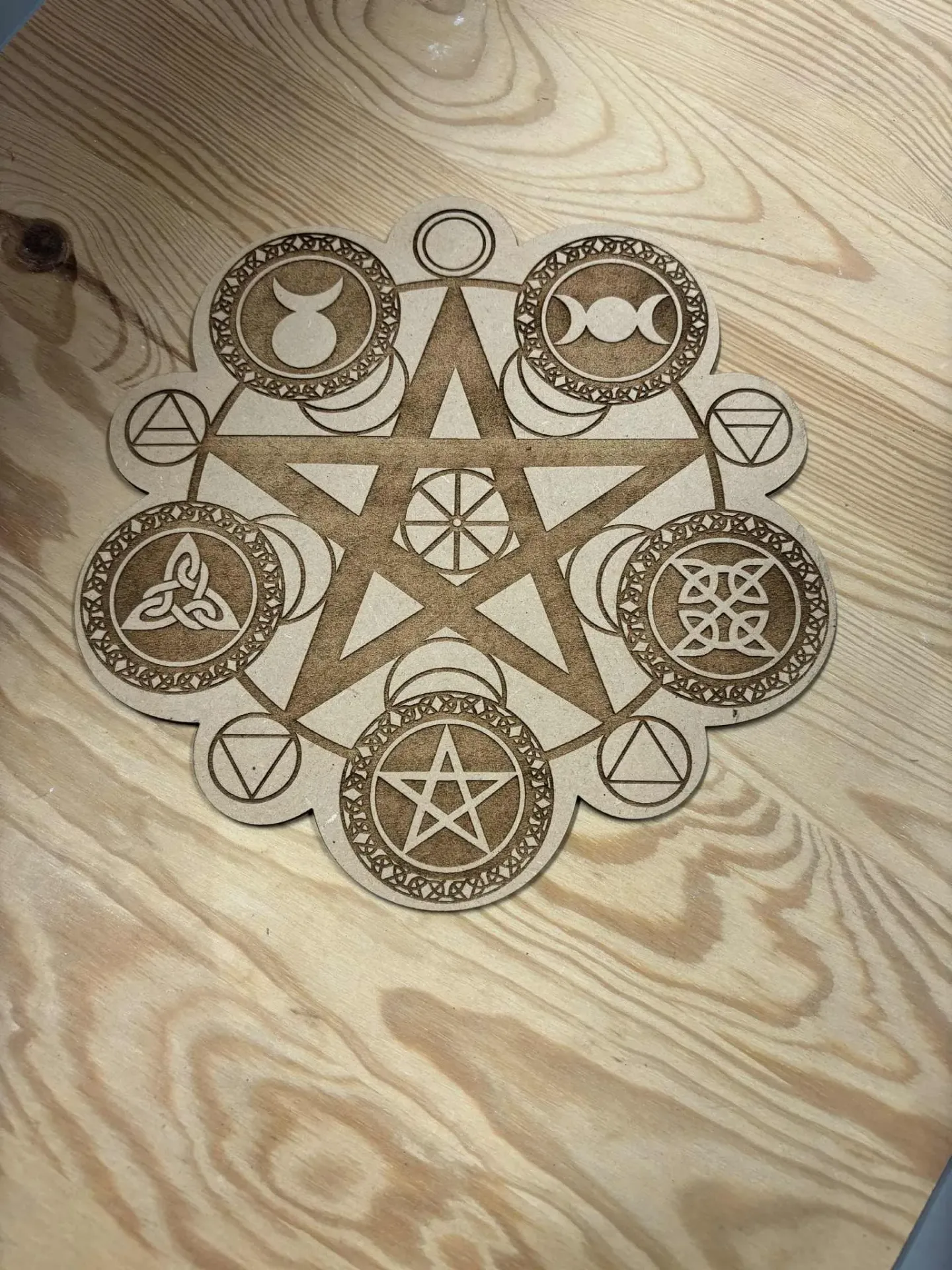 Plaque en bois pentacle & symboles